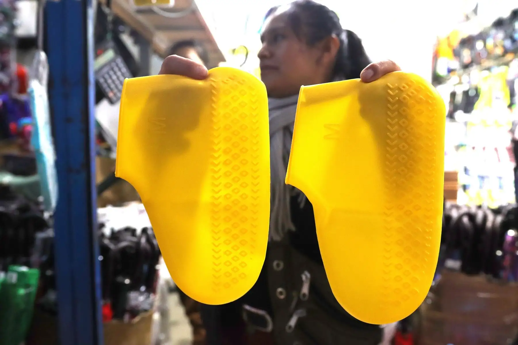 Las botas de goma son otro de los productos curiosos de la temporada
Foto: ANDINA / Lino Chipana.