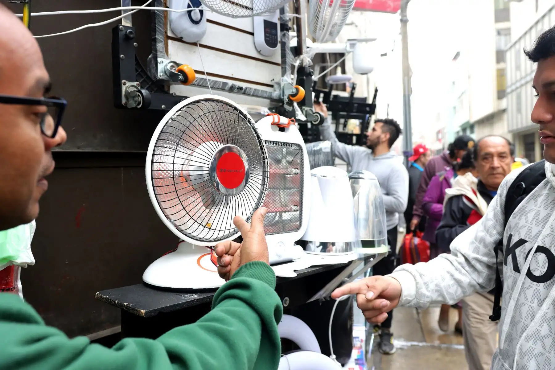 Venta de calefactores, ponchos de plástico, paraguas y diversos productos para afrontar el crudo invierno en Lima. 
Foto: ANDINA / Lino Chipana.
