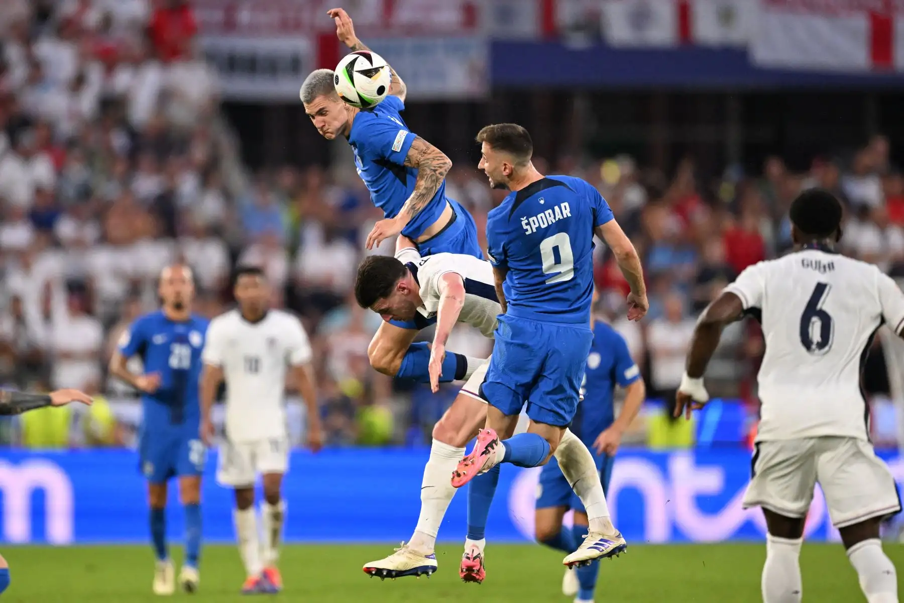 El delantero esloveno Benjamin Sesko  encabeza el balón junto al mediocampista inglés Declan Rice y el delantero esloveno Andraz Sporar durante el partido de fútbol del Grupo C de la UEFA Euro 2024 entre Inglaterra y Eslovenia en el estadio de Colonia .
Foto: AFP