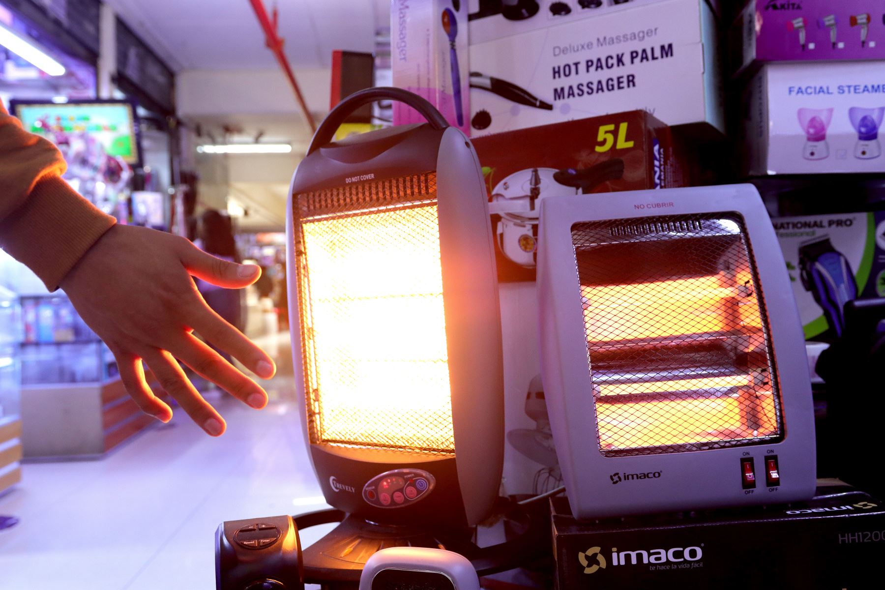 Calefactores eléctricos, los más vendidos en esta época de invierno en Mesa Redonda. Foto: ANDINA /Lino Chipana.