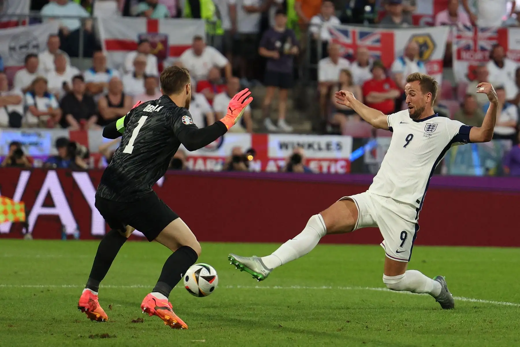 El delantero de Inglaterra,  Harry Kane  no logra alcanzar un centro del defensor de Inglaterra, Kieran Trippier durante el partido de fútbol del Grupo C de la UEFA Euro 2024 entre Inglaterra y Eslovenia en el estadio de Colonia.
Foto: AFP
