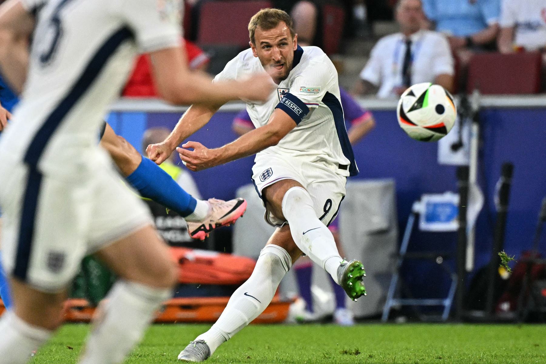 El delantero de Inglaterra , Harry Kane dispara pero no logra anotar durante el partido de fútbol del Grupo C de la UEFA Euro 2024 entre Inglaterra y Eslovenia en el estadio de Colonia.
Foto: AFP
