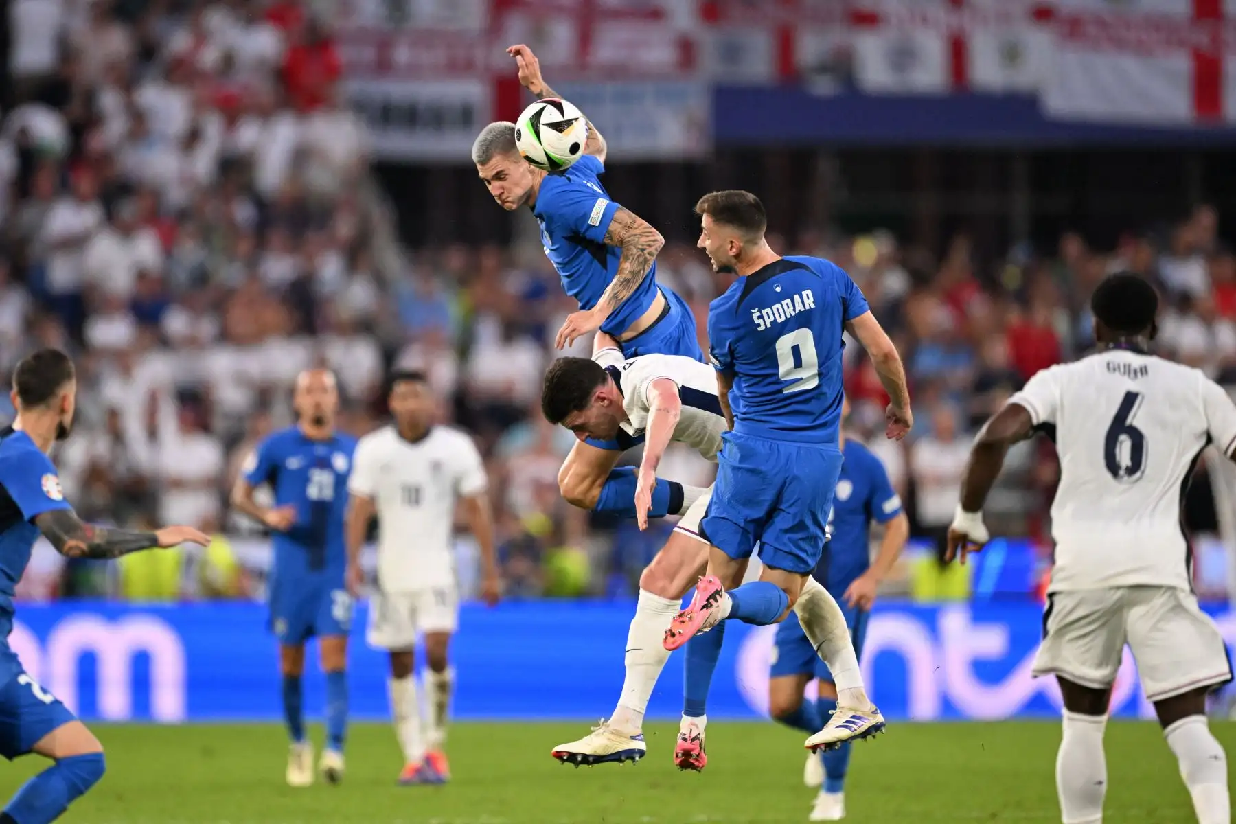 El delantero esloveno Benjamin Sesko encabeza el balón junto al mediocampista inglés Declan Rice y el delantero esloveno Andraz Sporar durante el partido de fútbol del Grupo C de la UEFA Euro 2024 entre Inglaterra y Eslovenia. 
Foto: ANDINA/AFP