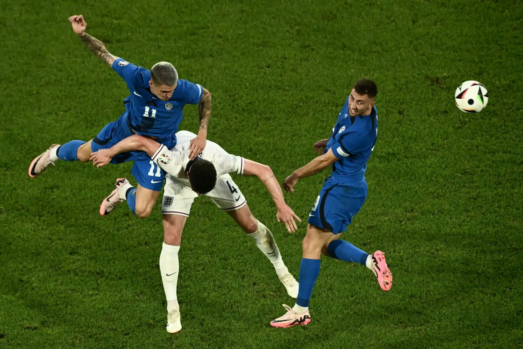 El delantero esloveno Benjamin Sesko, el mediocampista inglés Declan Rice y el delantero esloveno Andraz Sporar luchan por el balón durante el partido de fútbol del Grupo C de la UEFA Euro 2024 entre Inglaterra y Eslovenia.  Foto. ANDINA/AFP