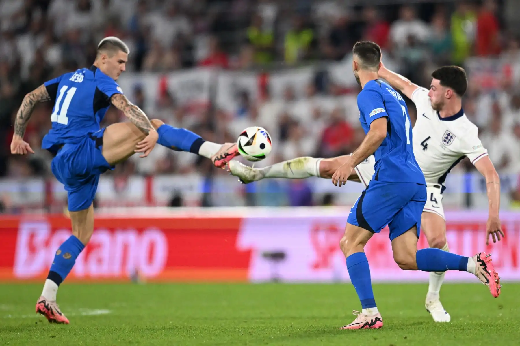 El delantero de Eslovenia Benjamin Sesko y el centrocampista de Inglaterra  Declan Rice  luchan por el balón durante el partido de fútbol del Grupo C de la UEFA Euro 2024 entre Inglaterra y Eslovenia. Foto: ANDINA/AFP