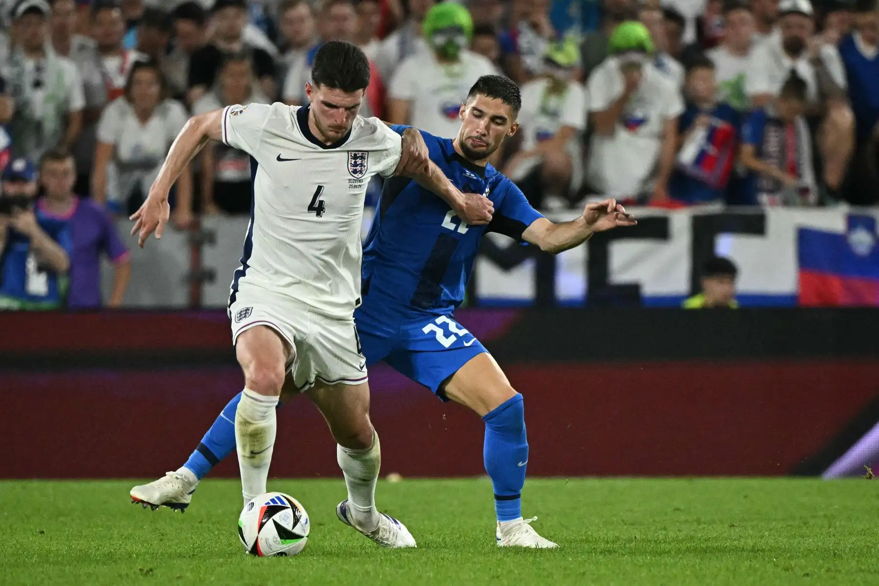 El centrocampista de Inglaterra Declan Rice lucha por el balón con el centrocampista de Eslovenia Adam Gnezda Cerin  durante el partido de fútbol del Grupo C de la UEFA Euro 2024 entre Inglaterra y Eslovenia. 
Foto: ANDINA/AFP
