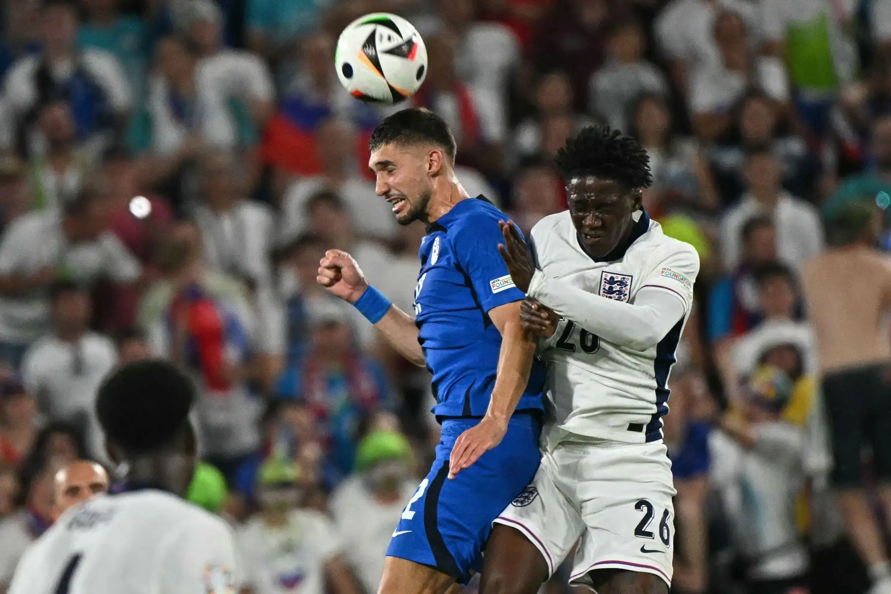 El centrocampista de Eslovenia Adam Gnezda Cerin lucha por el balón con el centrocampista de Inglaterra Kobbie Mainoo durante el partido de fútbol del Grupo C de la UEFA Euro 2024 entre Inglaterra y Eslovenia. 
Foto: ANDINA/AFP