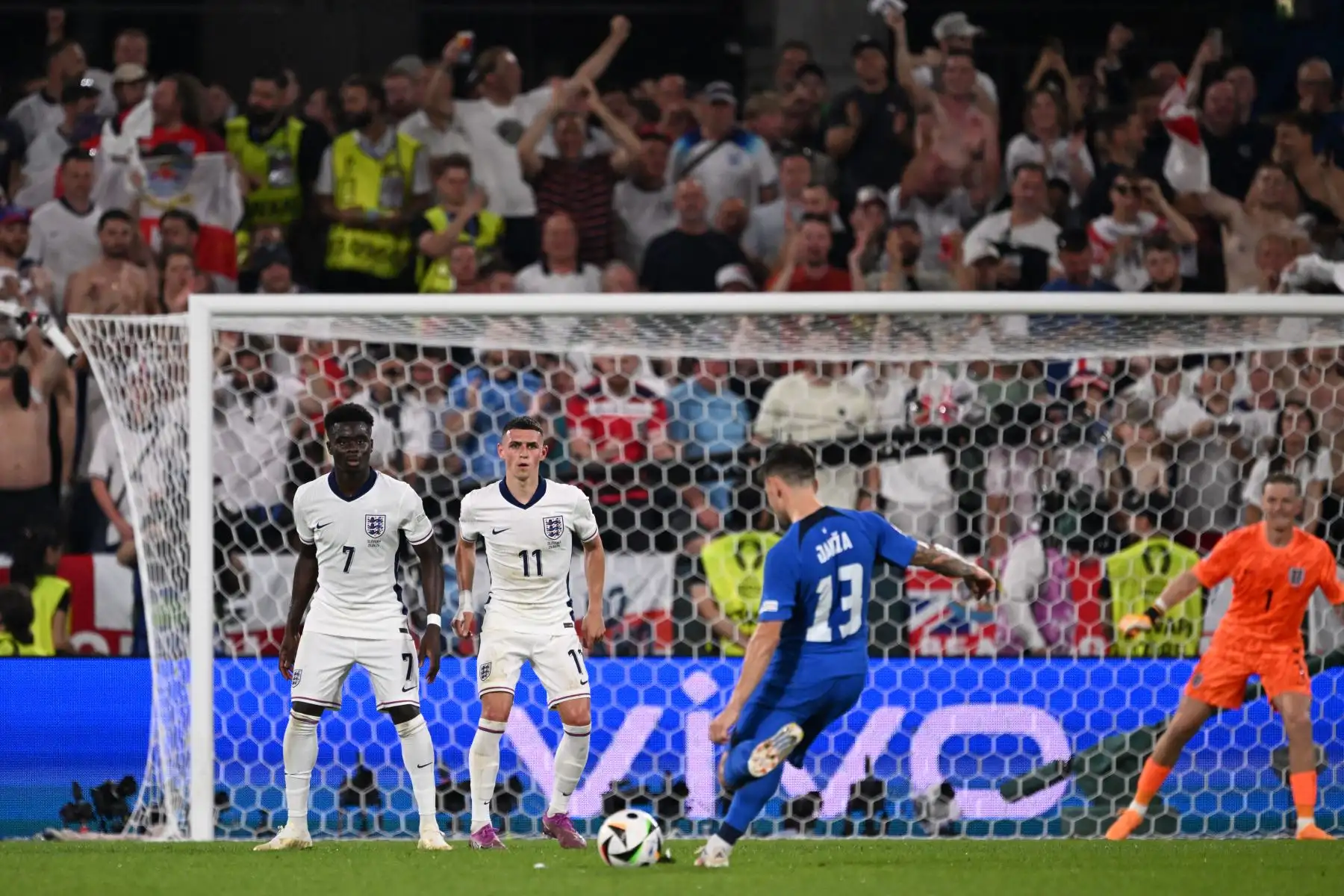 El portero de Inglaterra  Aaron Ramsdale lanza un tiro libre durante el partido de fútbol del Grupo C de la UEFA Euro 2024 entre Inglaterra y Eslovenia.
Foto: ANDINA/AFP