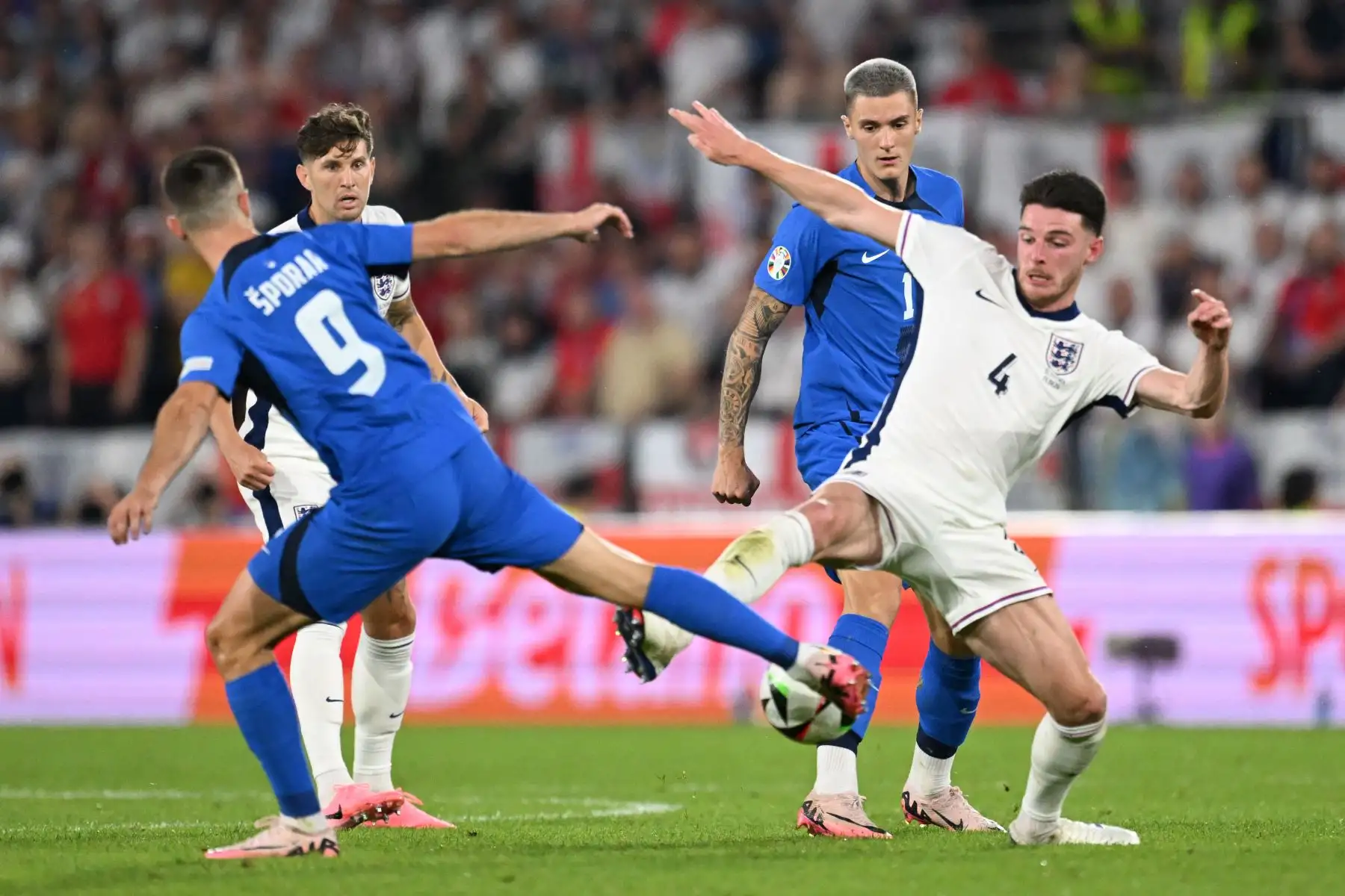 El delantero de Eslovenia  Andraz Sporar y el centrocampista de Inglaterra  Declan Rice luchan por el balón durante el partido de fútbol del Grupo C de la UEFA Euro 2024 entre Inglaterra y Eslovenia. 
Foto: ANDINA/AFP