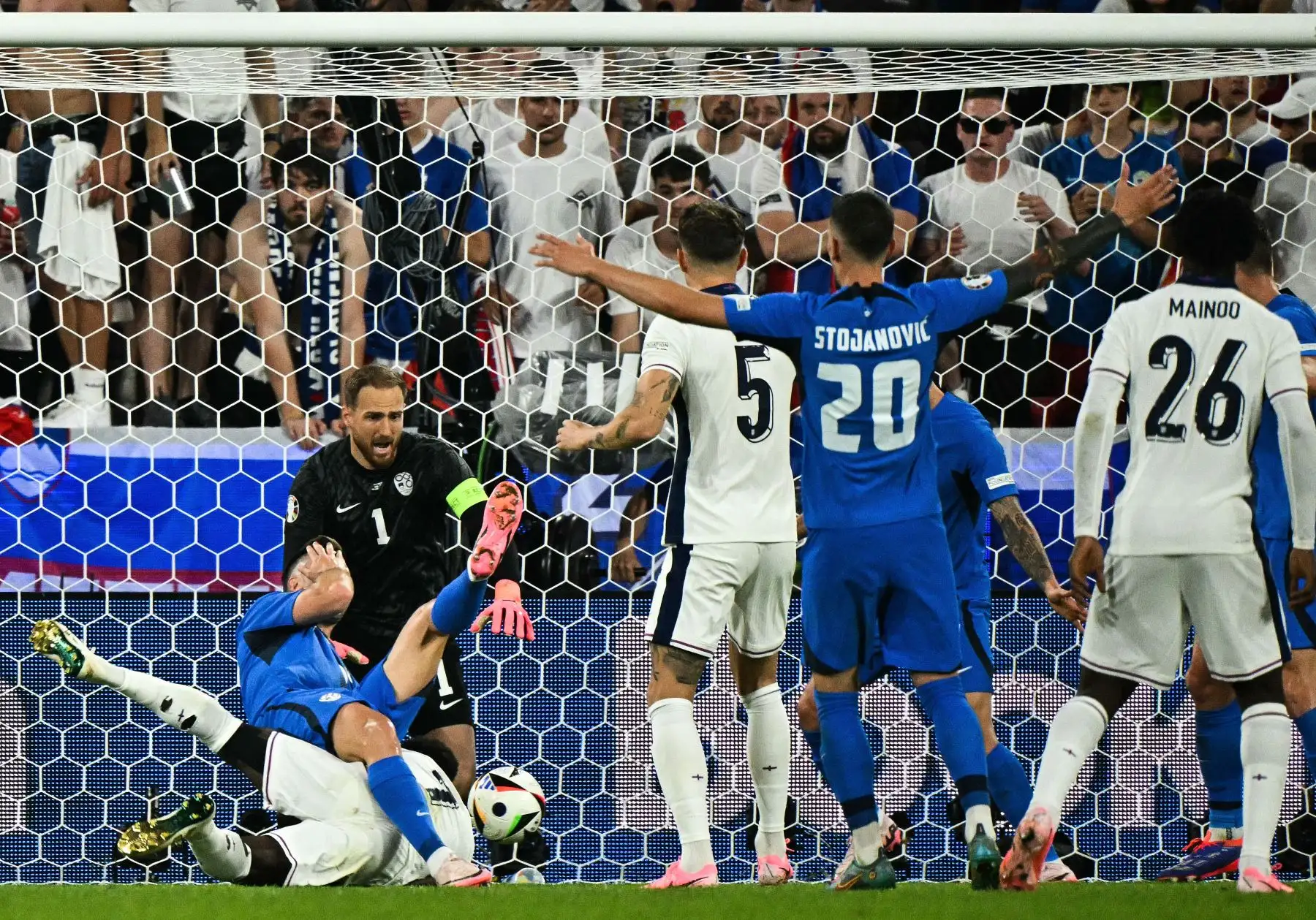 El delantero esloveno Andraz Sporar resulta herido tras una colisión con el delantero inglés Bukayo Saka durante el partido de fútbol del Grupo C de la UEFA Euro 2024 entre Inglaterra y Eslovenia. Foto: ANDINA/AFP