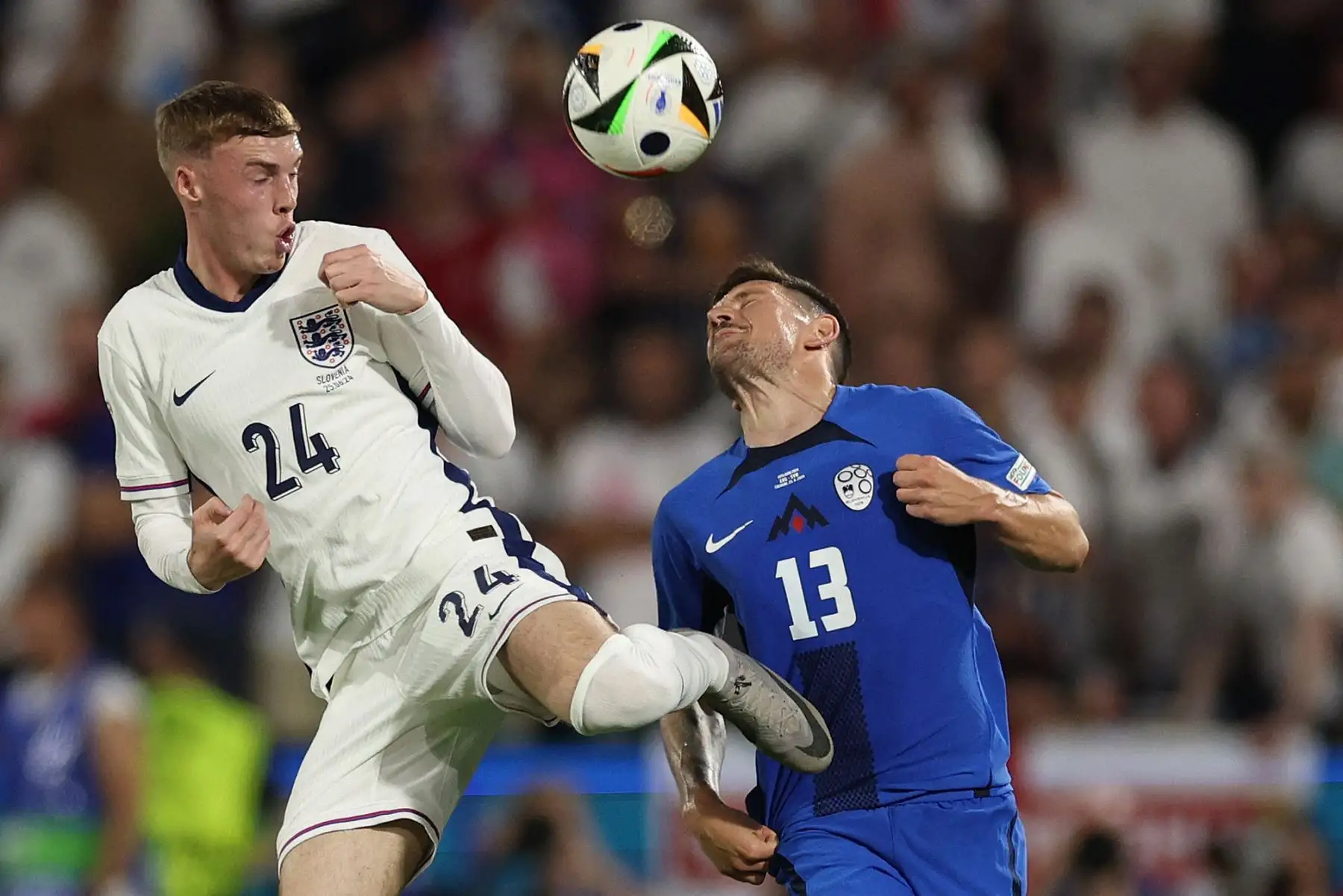 El centrocampista de Inglaterra Cole Palmer lucha por el balón con el defensor de Eslovenia  Erik Janza durante el partido de fútbol del Grupo C de la UEFA Euro 2024 entre Inglaterra y Eslovenia. Foto: ANDINA/AFP