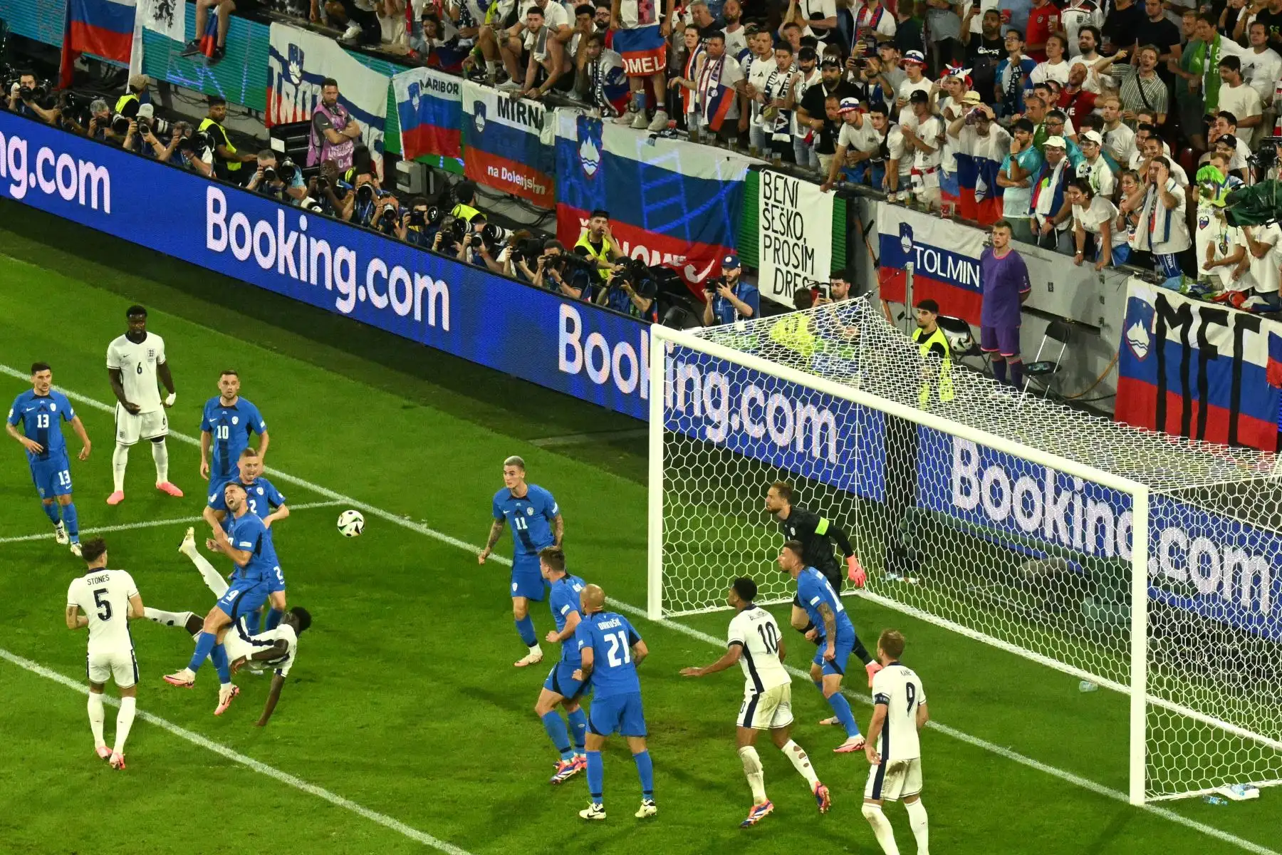 El delantero esloveno  Andraz Sporar es desafiado por el delantero inglés  Bukayo Saka durante el partido de fútbol del Grupo C de la UEFA Euro 2024 entre Inglaterra y Eslovenia. Foto: ANDINA/AFP