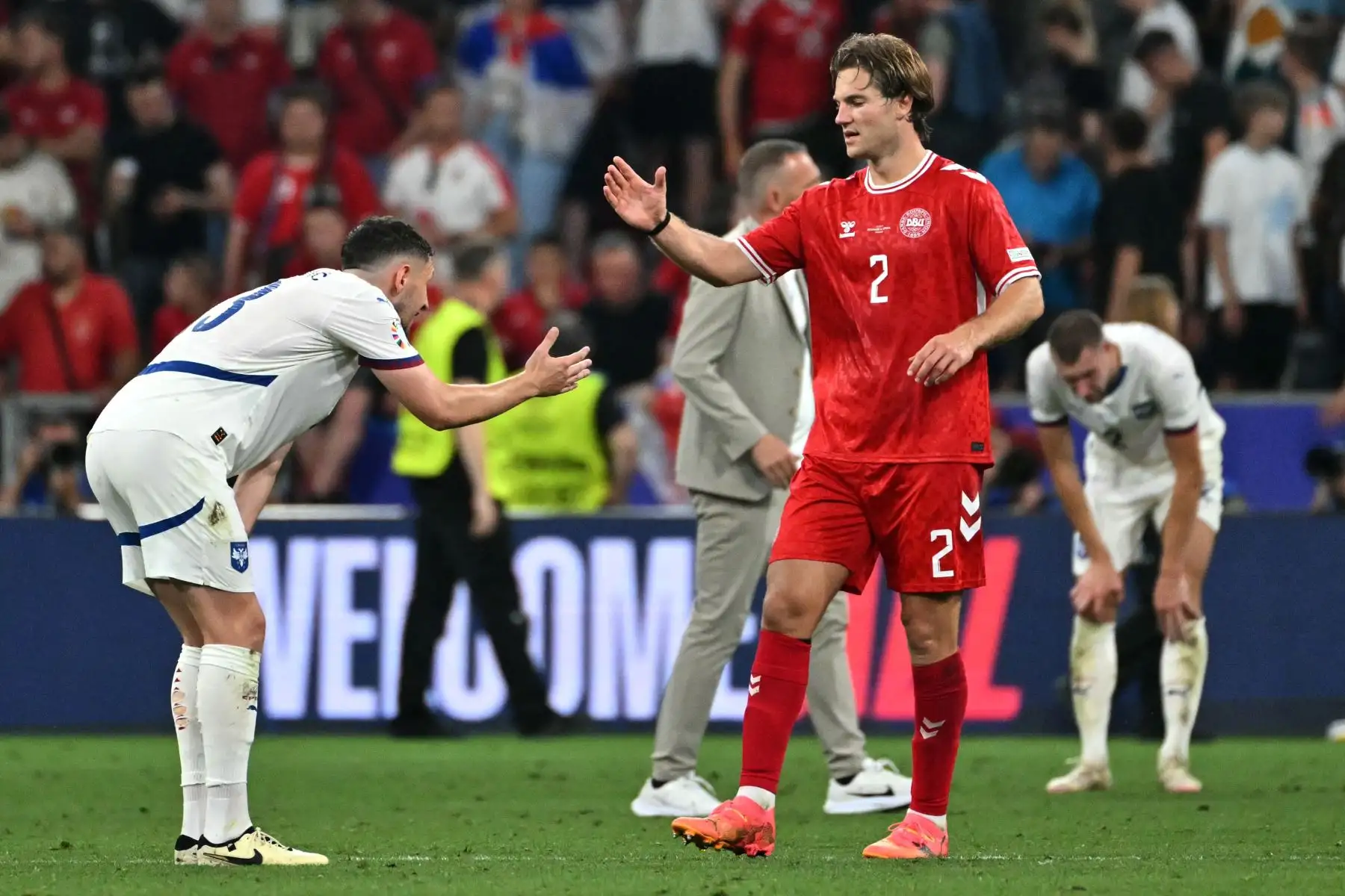 El defensor de Serbia  Milos Veljkovic reacciona con el defensor de Dinamarca Joachim Andersen después de un empate en el partido de fútbol del Grupo C de la UEFA Euro 2024 entre Dinamarca y Serbia. 
Foto: ANDINA/AFP