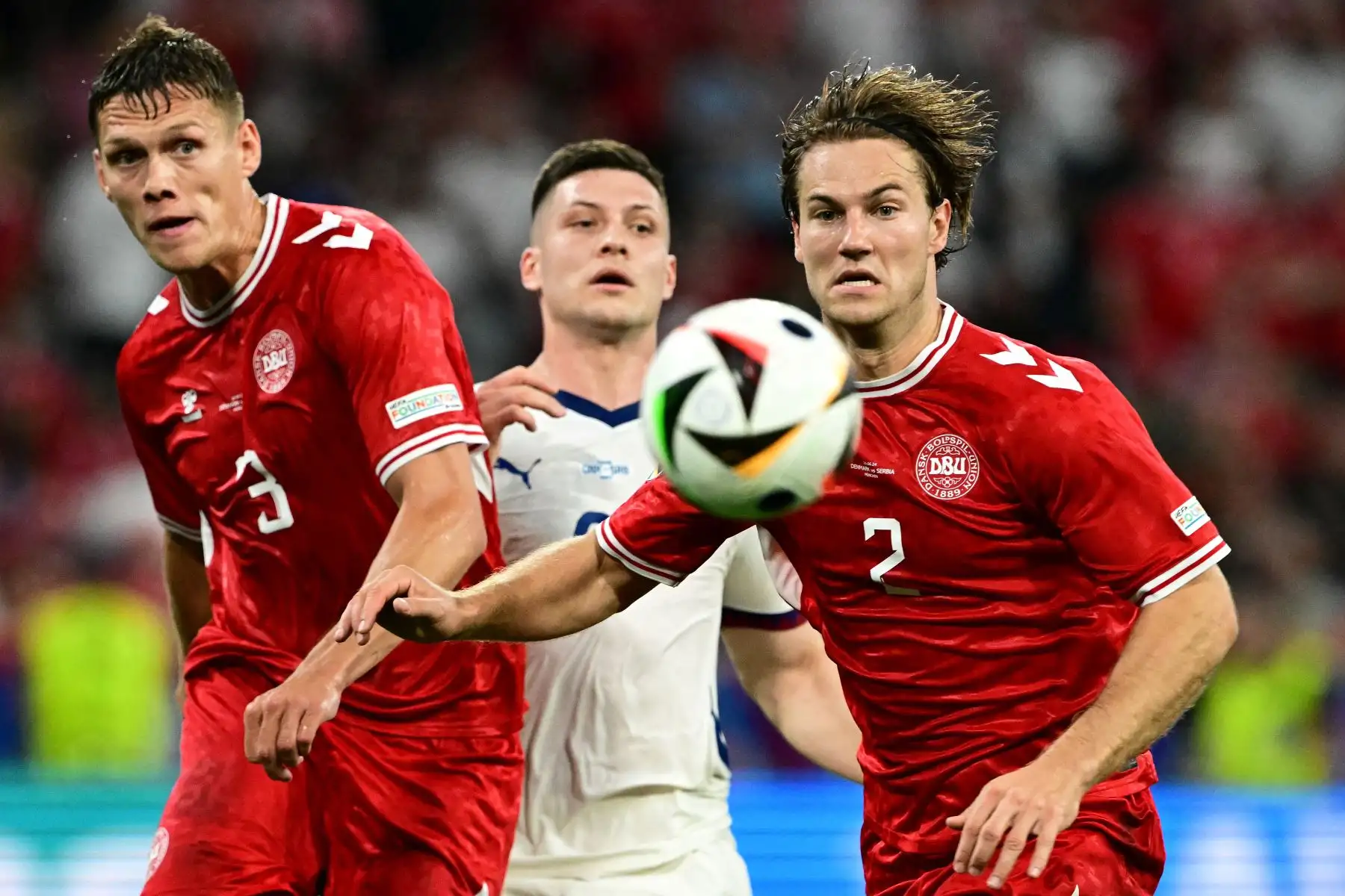El defensor danés ,Jannik Vestergaard, el delantero serbio #08 Luka Jovic y el defensor danés, Joachim Andersen miran el balón durante el partido de fútbol del Grupo C de la UEFA Euro 2024 entre Dinamarca y Serbia en el Munich Football Arena en Munich.
Foto: AFP