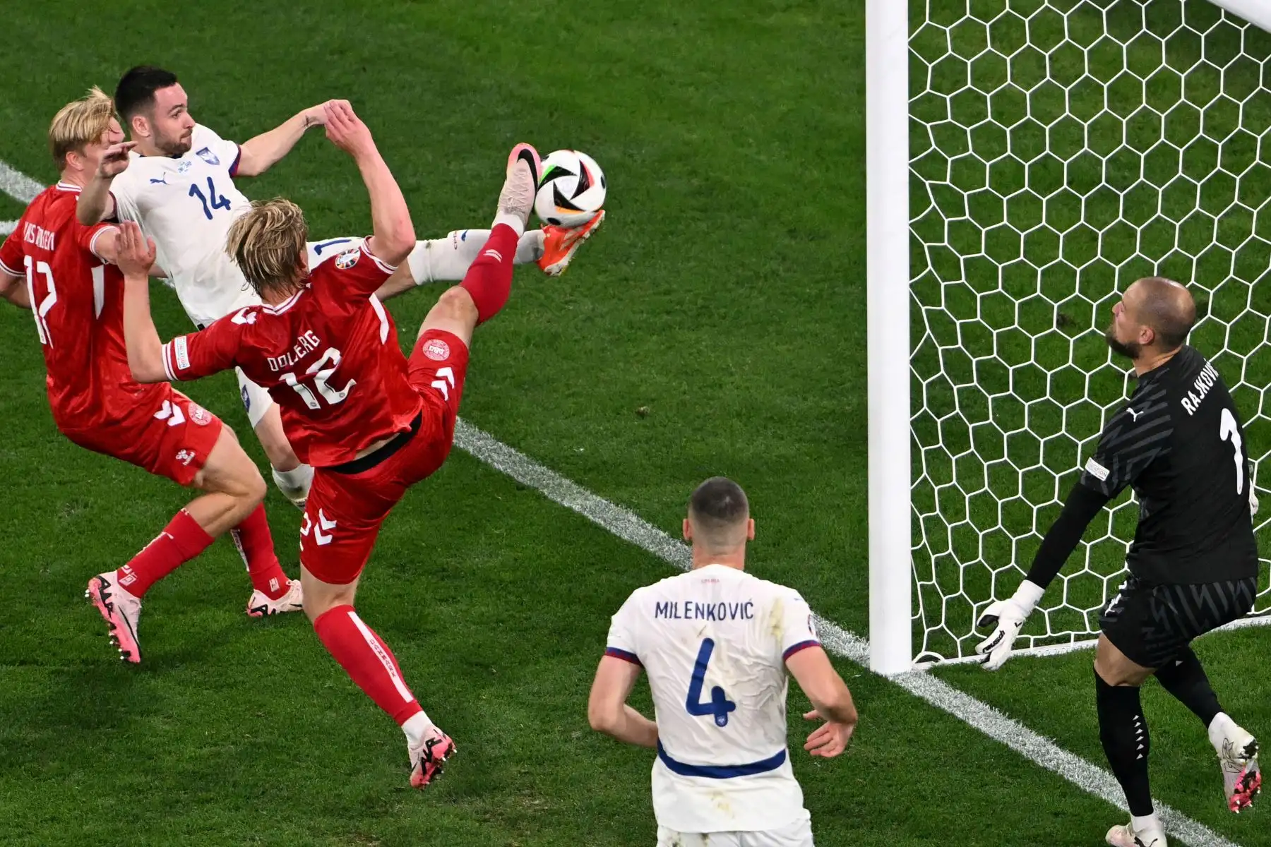 El delantero serbio Andrija Zivkovic y el delantero danés Kasper Dolberg patean el balón durante el partido de fútbol del Grupo C de la UEFA Euro 2024 entre Dinamarca y Serbia. 
Foto: ANDINA/AFP