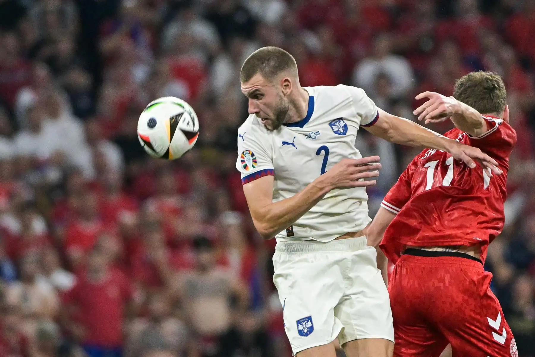 El defensor serbio, Strahinja Pavlovic encabeza el balón durante el partido de fútbol del Grupo C de la UEFA Euro 2024 entre Dinamarca y Serbia en el Munich Football Arena de Munich.
Foto: AFP