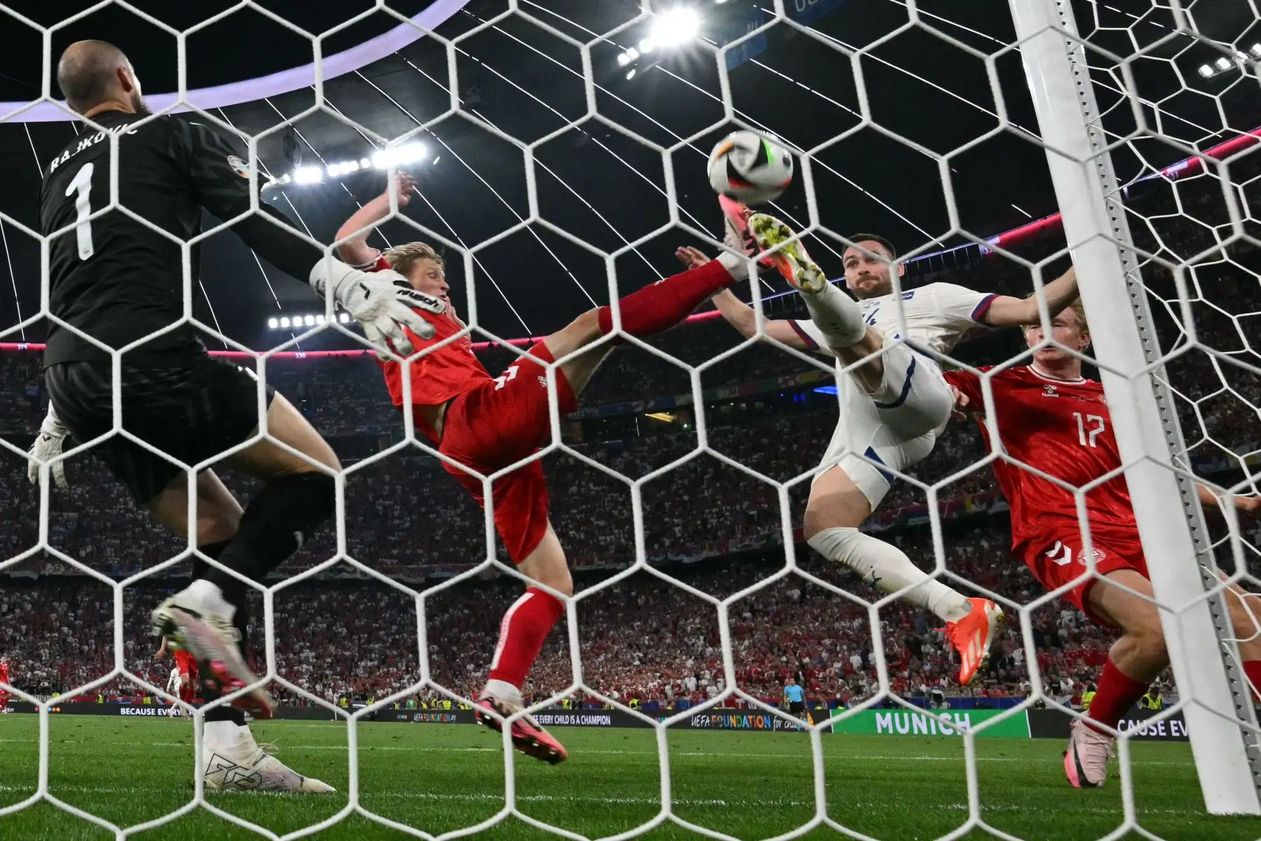 El centrocampista danés Morten Hjulmand y el delantero serbio Andrija Zivkovic patean el balón durante el partido de fútbol del Grupo C de la UEFA Euro 2024 entre Dinamarca y Serbia. 
Foto: ANDINA/AFP