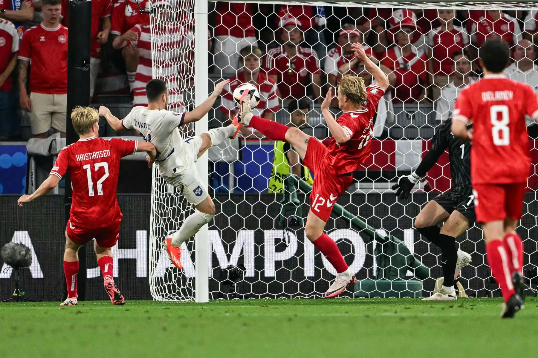 El delantero serbio, Andrija Zivkovic  y el delantero danés,  Kasper Dolberg luchan por el balón durante el partido de fútbol del Grupo C de la UEFA Euro 2024 entre Dinamarca y Serbia en el Munich Football Arena en Munich.
Foto: AFP