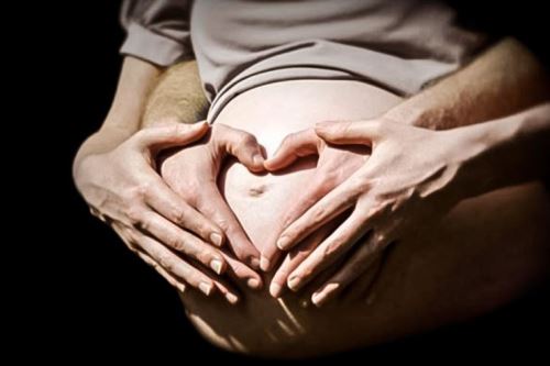 El proyecto de ley plantea que las mujeres tengan el derecho de decidir la posición en que desean dar el parto, así como elegir a la persona que deberá acompañarla en ese trance. Foto: ANDINA/Difusión