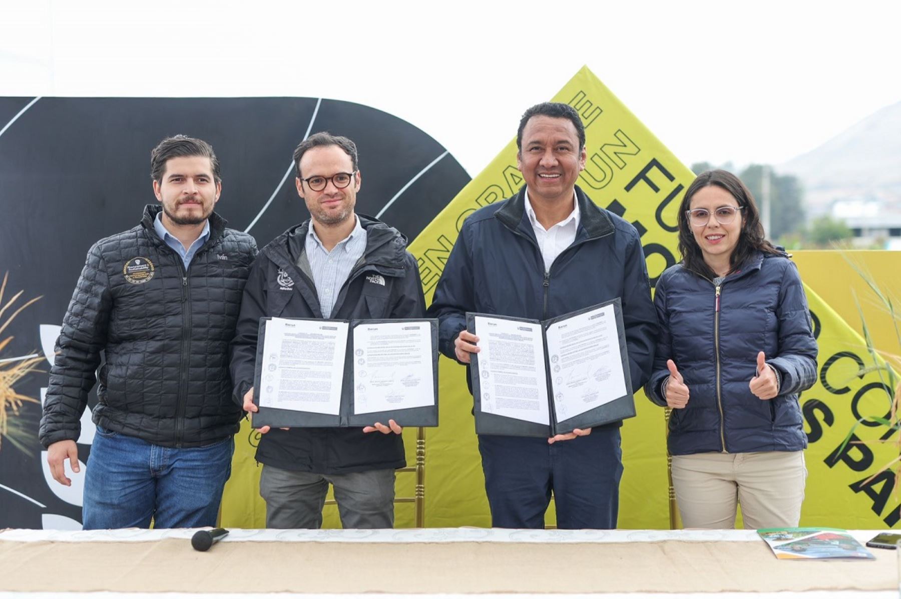 Ministro de Desarrollo Agrario y Riego, Ángel Manero, firmó convenio de cooperación con la firma Backus para impulsar la productividad de la pequeña agricultura familiar, en maíz amarillo duro y cebada. Foto: Cortesía.