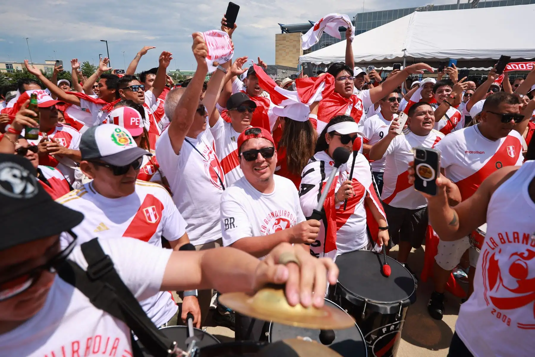 Los fanáticos de Perú animan afuera del estadio antes de la CONMEBOL Copa América 2024 entre Perú y Canadá. 
Foto: ANDINA/ AFP