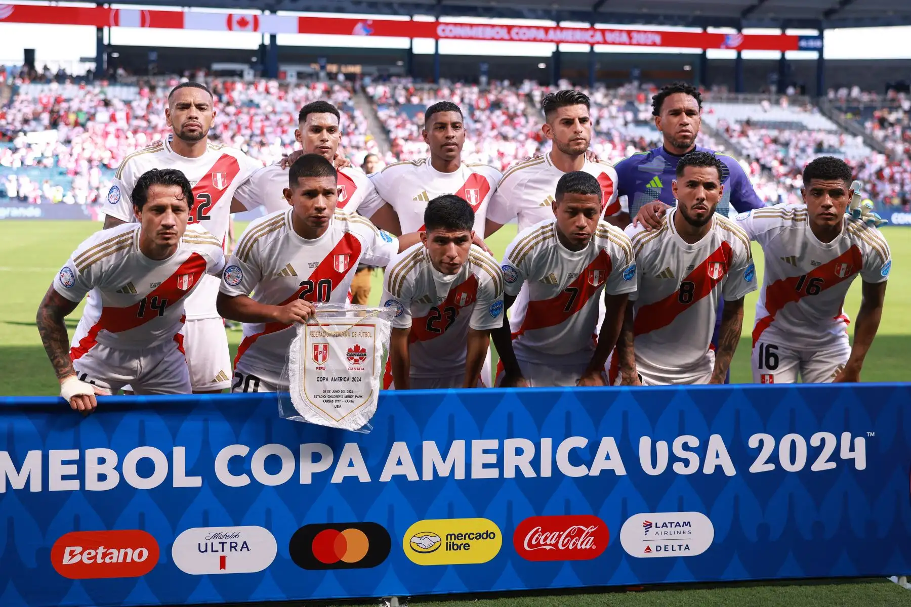 Los jugadores de Perú posan para una foto de equipo durante la CONMEBOL Copa América 2024 entre Perú y Canadá. Foto: ANDINA/AFP