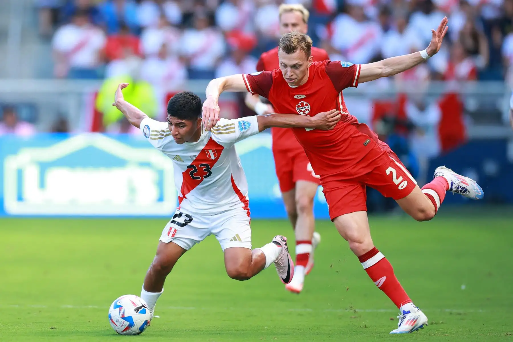 Piero Quispe de Perú lucha por la posesión con Alistair Johnston de Canadá durante la CONMEBOL Copa América 2024 entre Perú y Canadá. Foto: ANDINA/ AFP