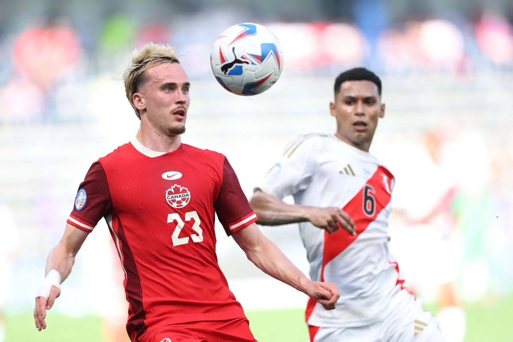 Liam Millar de Canadá controla el balón durante la CONMEBOL Copa América 2024 entre Perú y Canadá. 
Foto: ANDINA/AFP