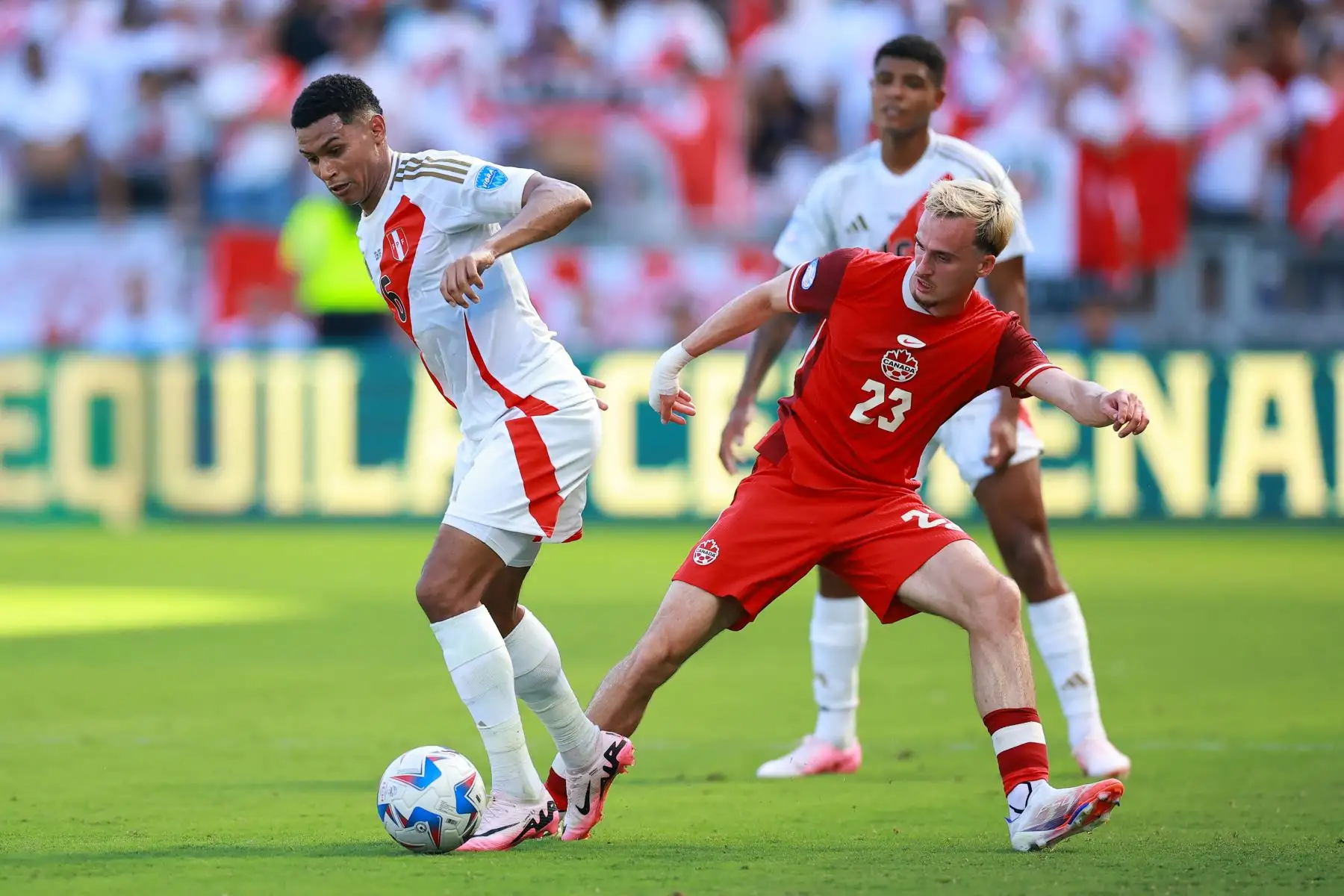 Marcos López de Perú desafía el balón con Liam Millar de Canadá durante la CONMEBOL Copa América 2024 entre Perú y Canadá. Foto: ANDINA/AFP