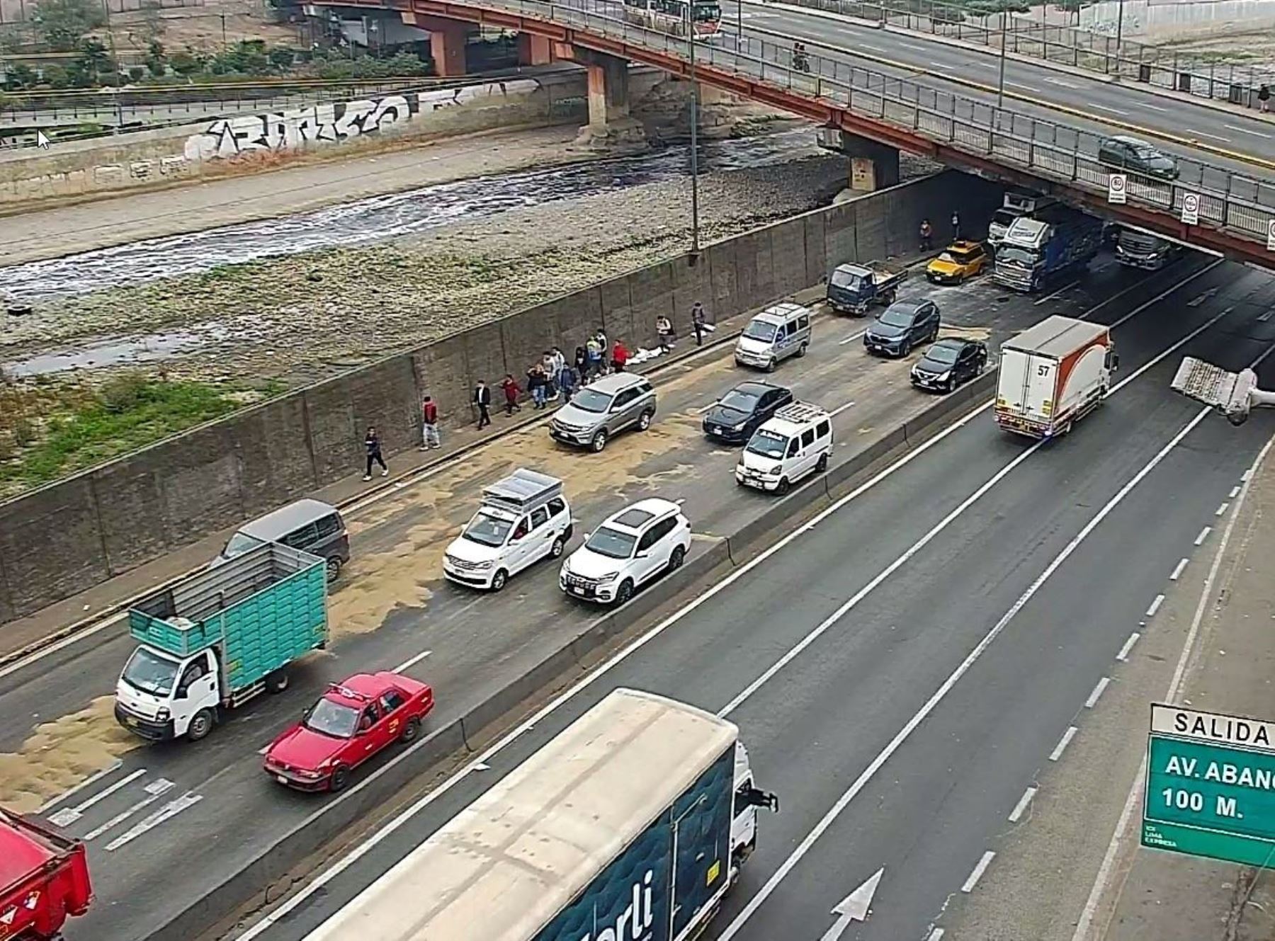 Se restableció tránsito vehicular en Vía de Evitamiento, a la altura del puente Ricardo Palma. Foto: Difusión