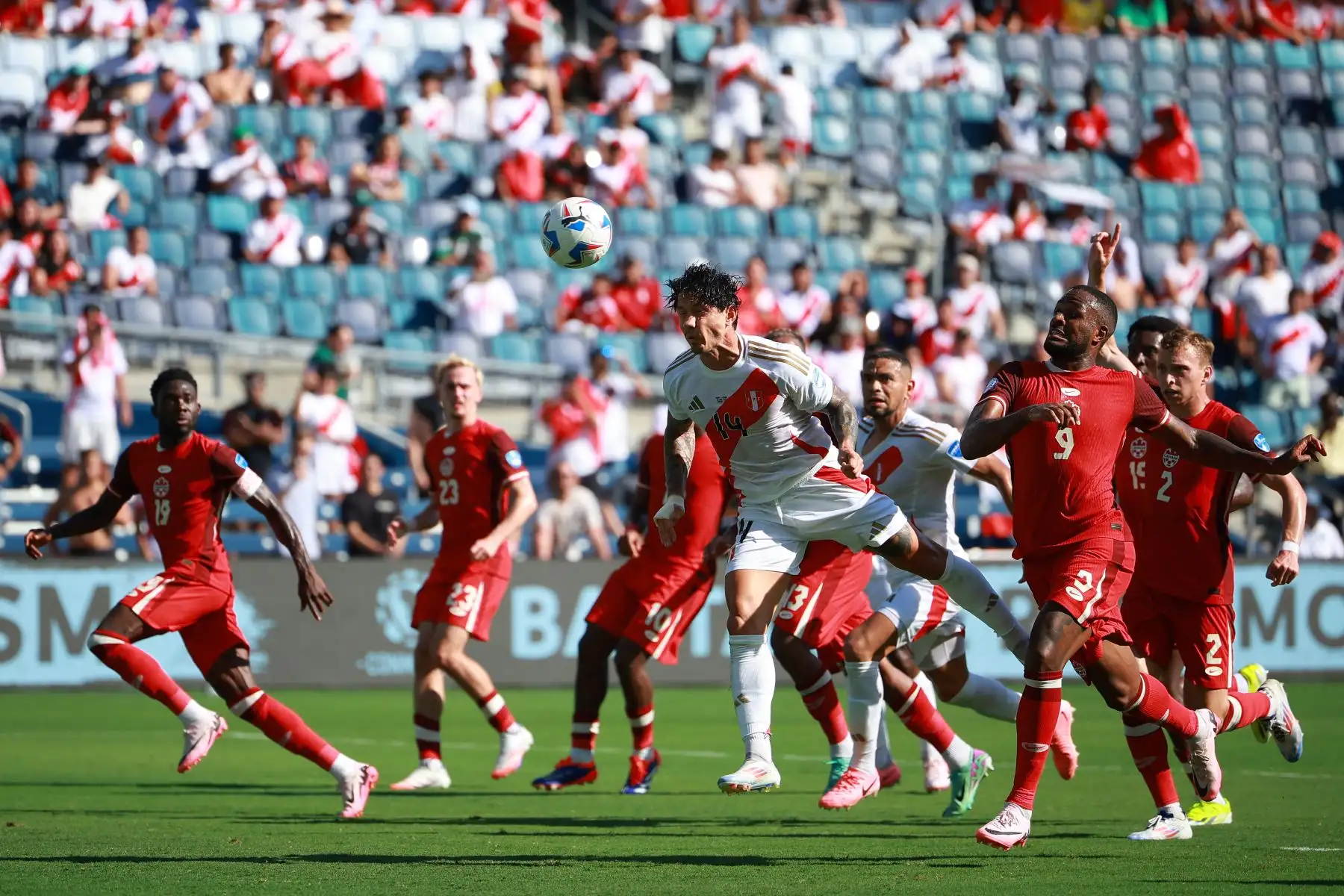 Gianluca Lapadula de Perú encabeza el balón durante la CONMEBOL Copa América 2024 entre Perú y Canadá. Foto: ANDINA/ AFP