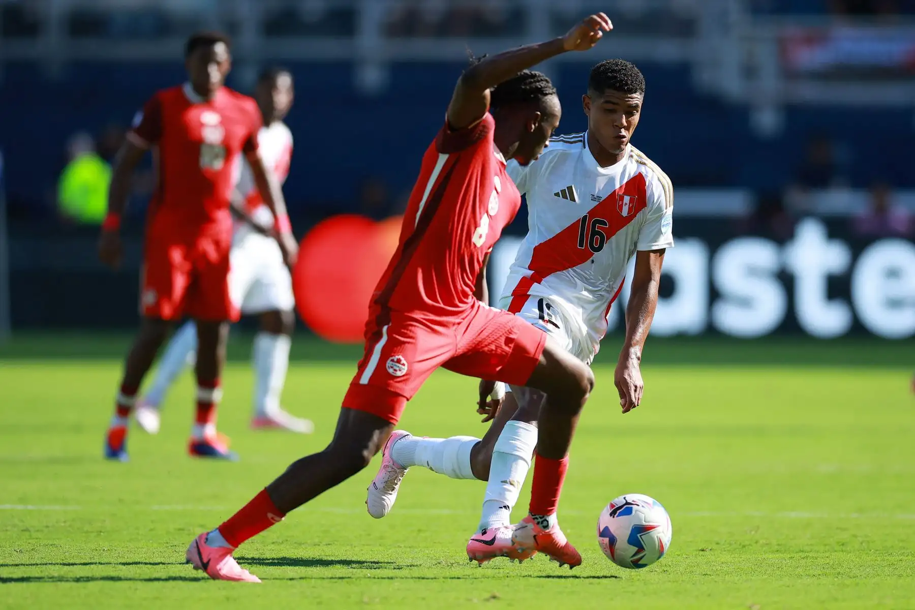 Ismael Kone de Canadá lucha por la posesión con Wilder Cartagena de Perú durante la CONMEBOL Copa América 2024 entre Perú y Canadá. Foto: ANDINA/AFP