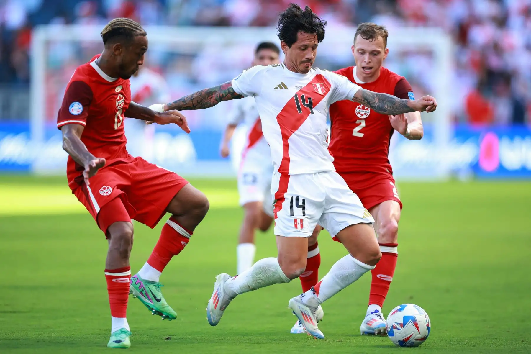 Derek Cornelius y Alistair Johnston de Canadá luchan por la posesión con Gianluca Lapadula de Perú durante la CONMEBOL Copa América 2024 entre Perú y Canadá. Foto: ANDINA/AFP