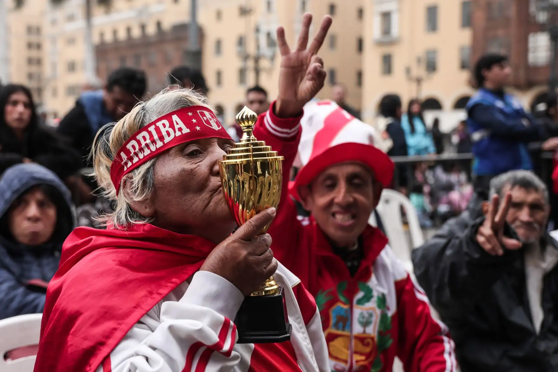 Peruanos se reúnen en la Plaza Mayor de Lima para alentar a la selección peruana en el partido contra Canadá. Foto: ANDINA/Connie Calderón