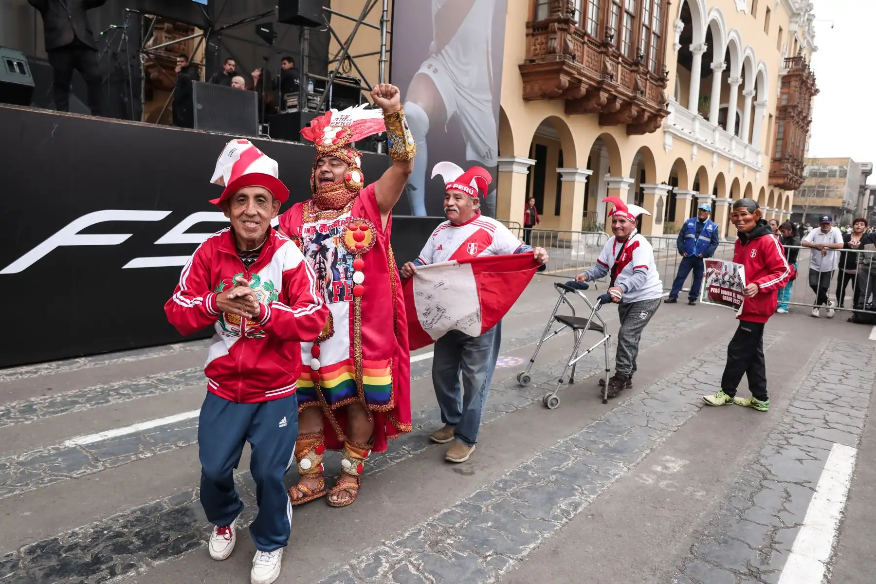 Peruanos se reúnen en la Plaza Mayor de Lima para alentar a la selección peruana en el partido contra Canadá. Foto: ANDINA/Connie Calderón