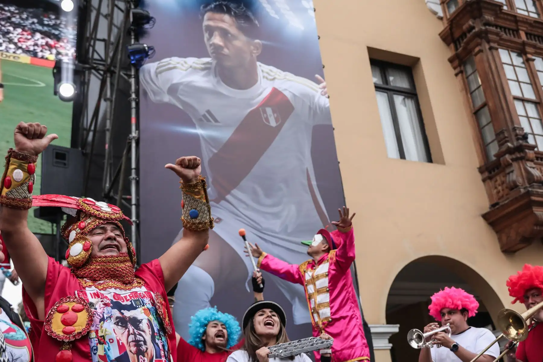 Peruanos se reúnen en la Plaza Mayor de Lima para alentar a la selección peruana en el partido contra Canadá. Foto: ANDINA/Connie Calderón