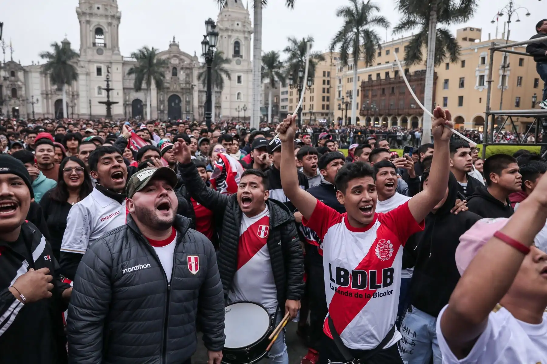 Peruanos se reúnen en la Plaza Mayor de Lima para alentar a la selección peruana en el partido contra Canadá. Foto: ANDINA/Connie Calderón
