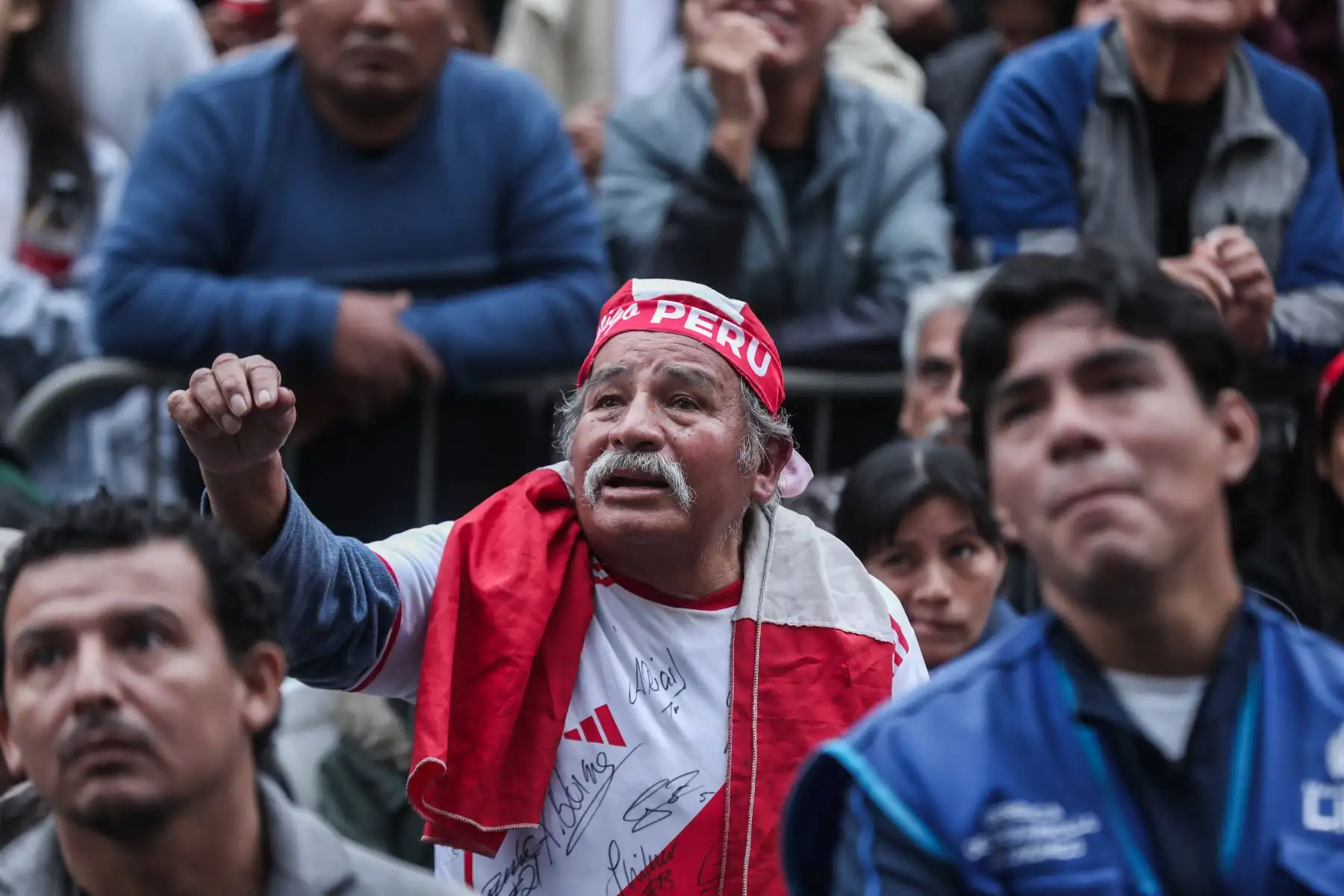 Peruanos se reúnen en la Plaza Mayor de Lima para alentar a la selección peruana en el partido contra Canadá. Foto: ANDINA/Connie Calderón