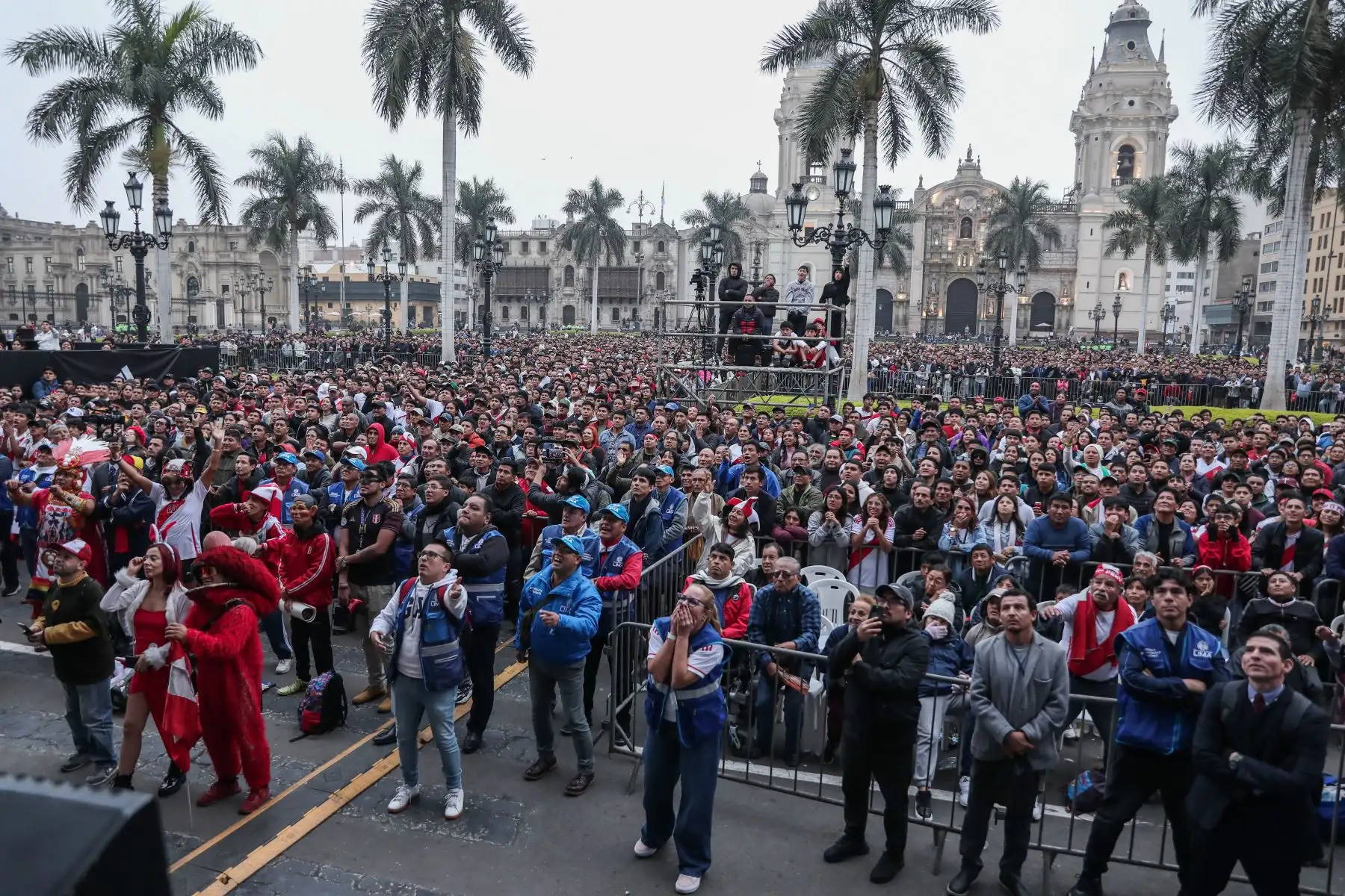 Peruanos se reúnen en la Plaza Mayor de Lima para alentar a la selección peruana en el partido contra Canadá. Foto: ANDINA/Connie Calderón