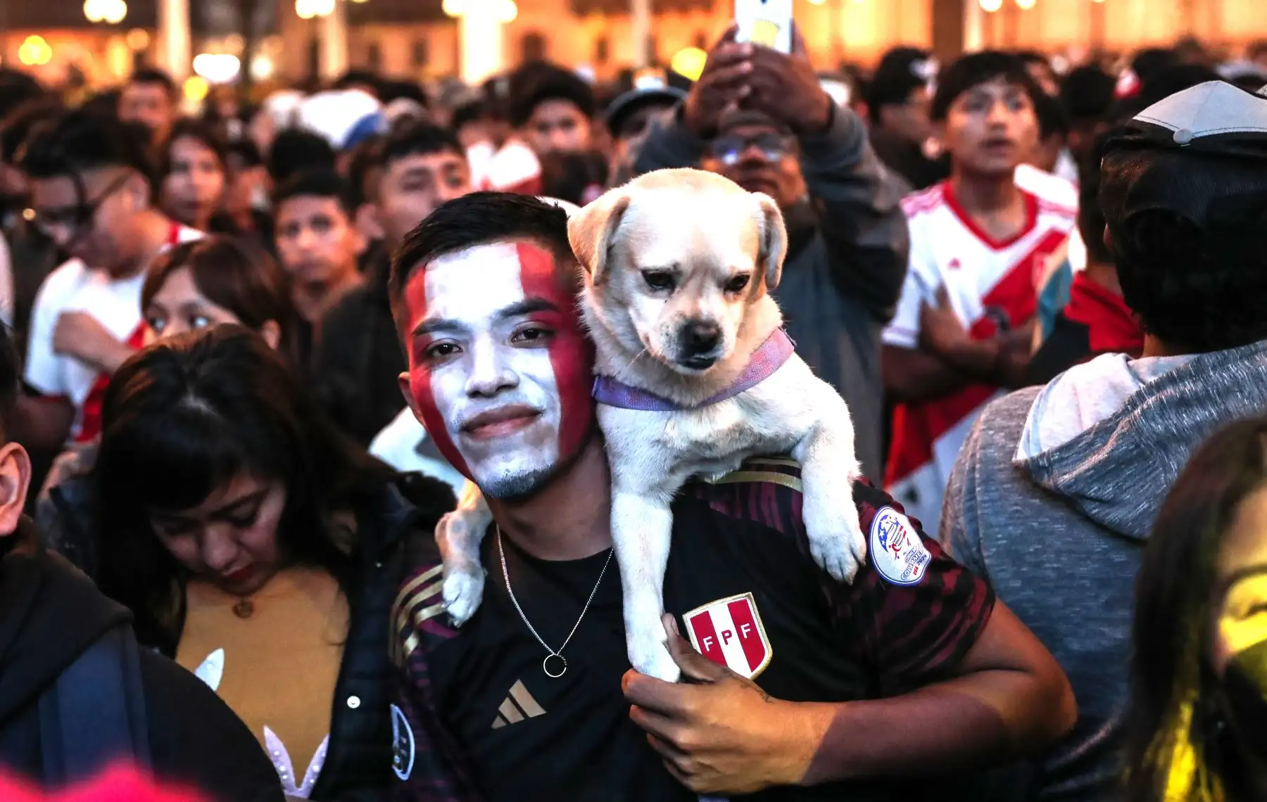 Peruanos se reúnen en la Plaza Mayor de Lima para alentar a la selección peruana en el partido contra Canadá. Foto: ANDINA/Connie Calderón