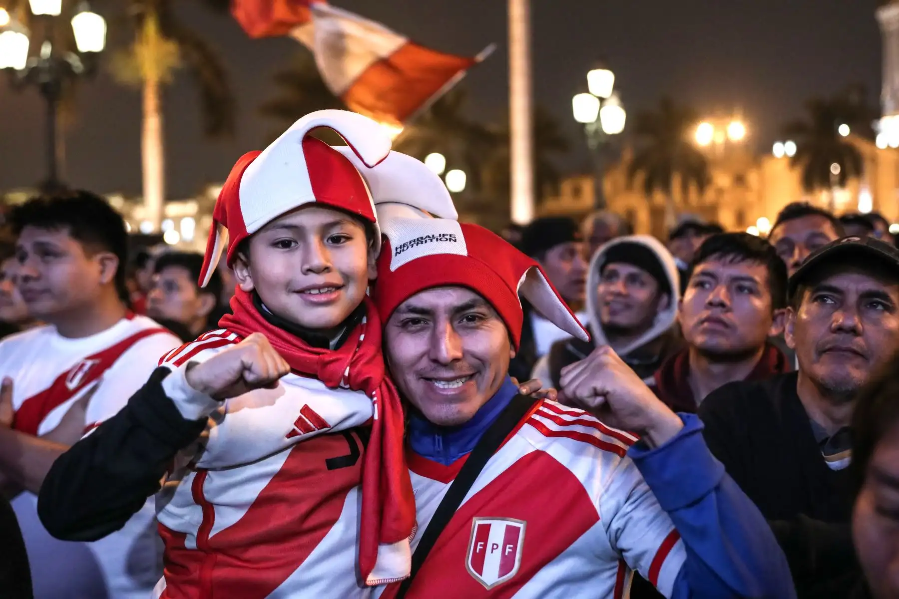 Peruanos se reúnen en la Plaza Mayor de Lima para alentar a la selección peruana en el partido contra Canadá. Foto: ANDINA/Connie Calderón