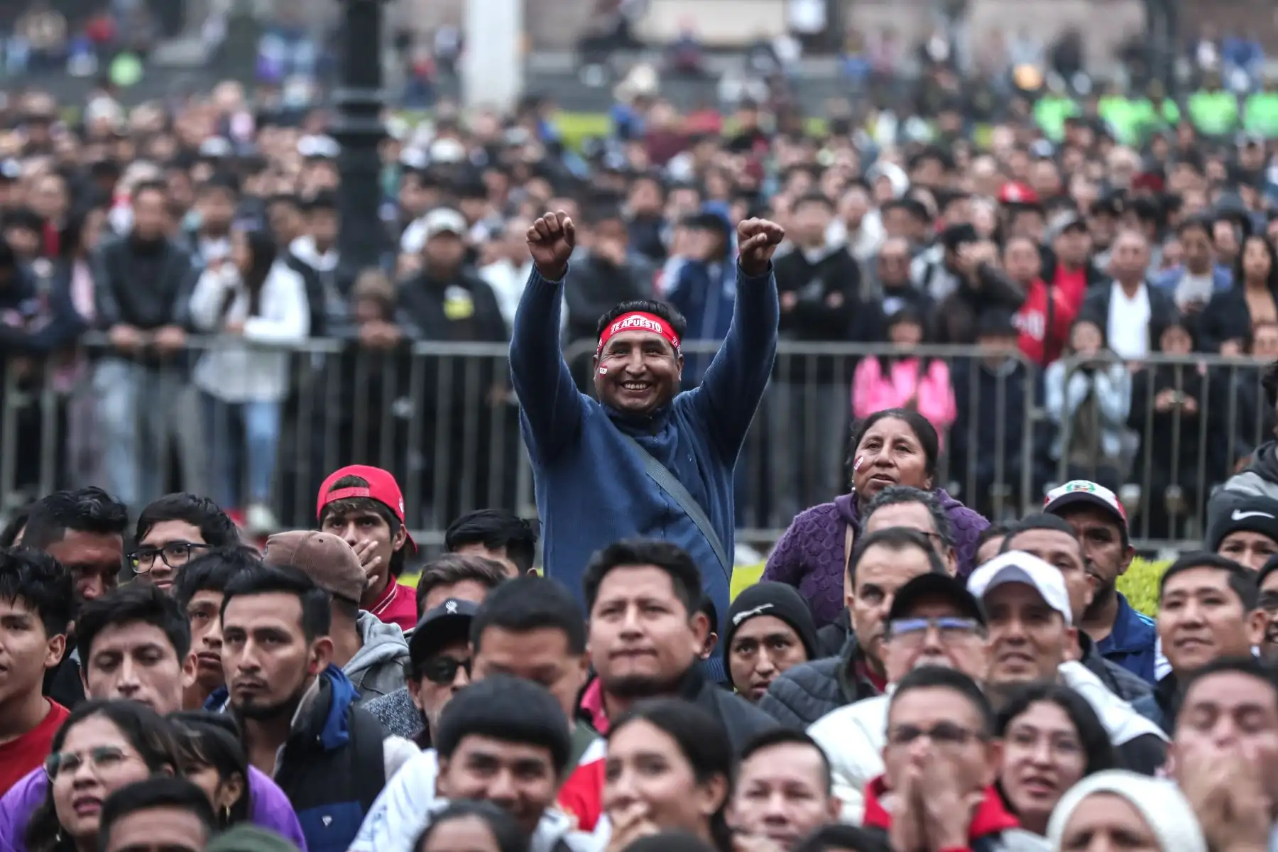 Peruanos se reúnen en la Plaza Mayor de Lima para alentar a la selección peruana en el partido contra Canadá. Foto: ANDINA/Connie Calderón