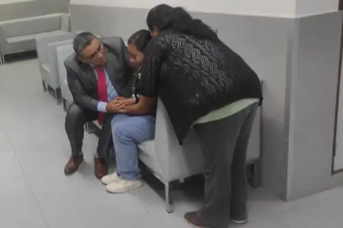 El ministro del Interior. Juan José Santiváñez, visitó ayer al agente Rolando Jaqqehua Gutiérrez y se mantiene en permanente contacto con su familia. ANDINA/ Mininter.