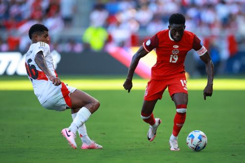 Wilder Cartagena de Perú desafía el balón con Alphonso Davies de Canadá durante la CONMEBOL Copa América 2024 entre Perú y Canadá en el Children