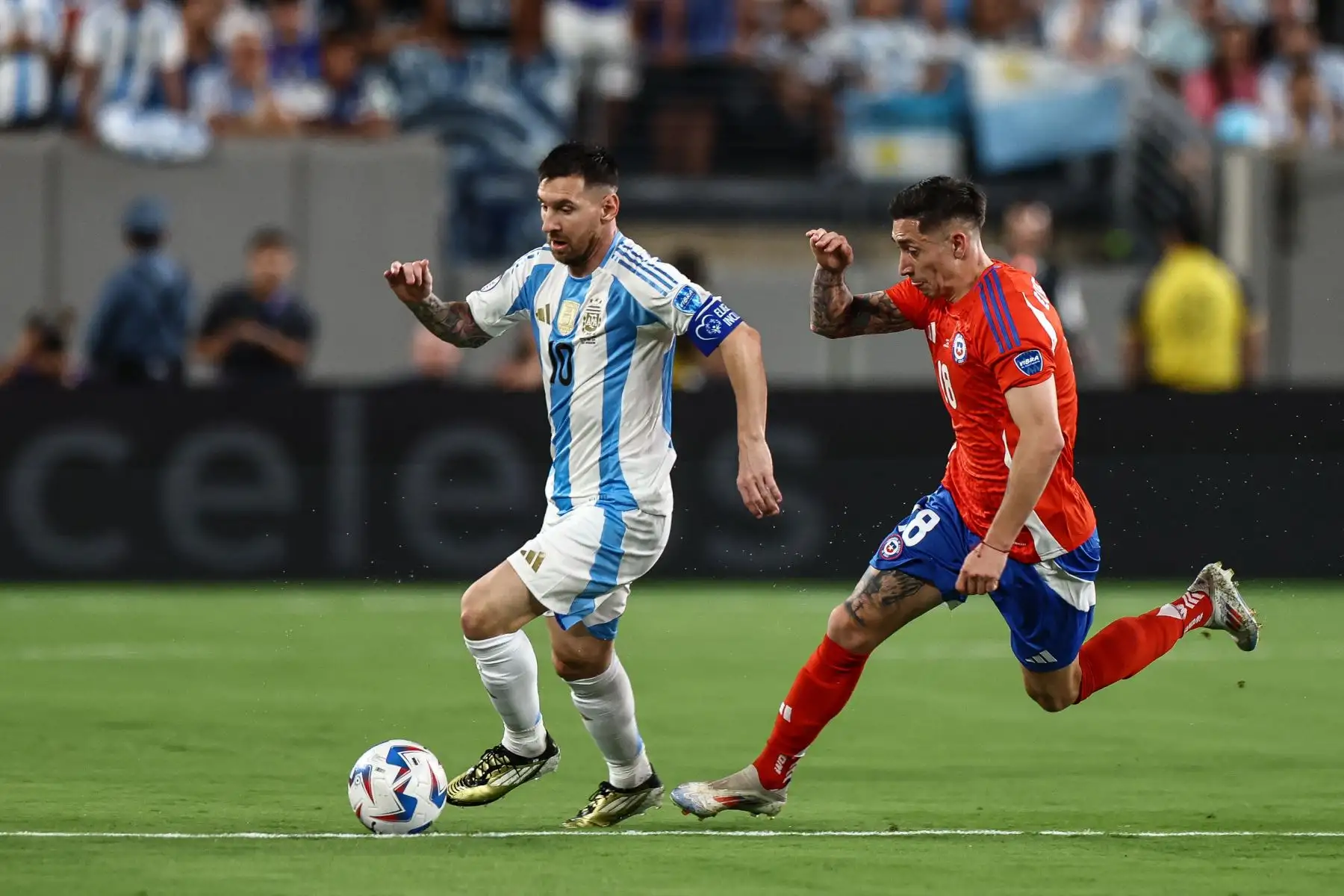 Lionel Messi de Argentina y Rodrigo Echeverría de Chile durante el partido CONMEBOL Copa América 2024 entre Chile y Argentina.  Foto: ANDINA/AFP
