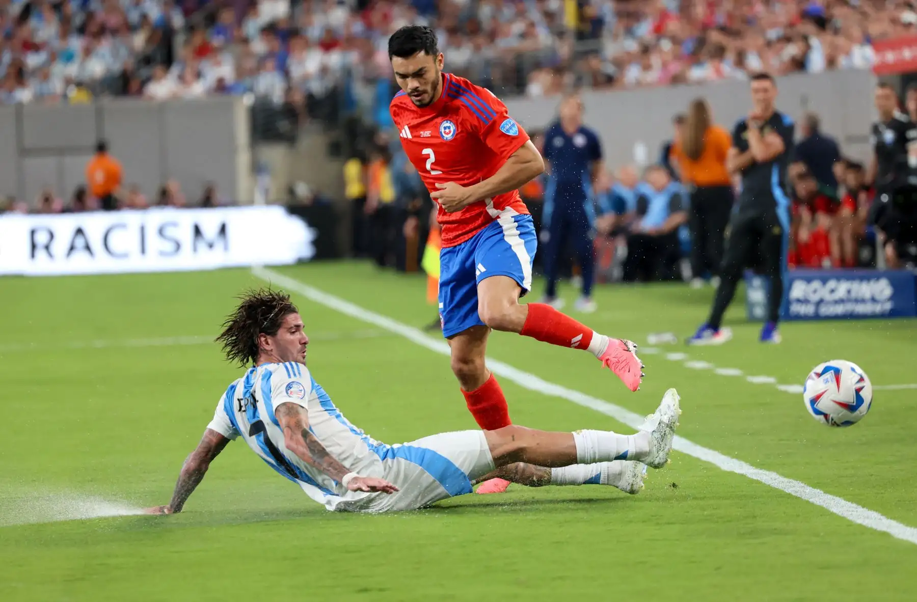 El defensor de Chile Gabriel Suazo y el mediocampista argentino Rodrigo De Paul compiten por el balón durante el torneo de fútbol Conmebol Copa América 2024. Un partido entre Chile y Argentina. 
Foto: ANDINA/ AFP