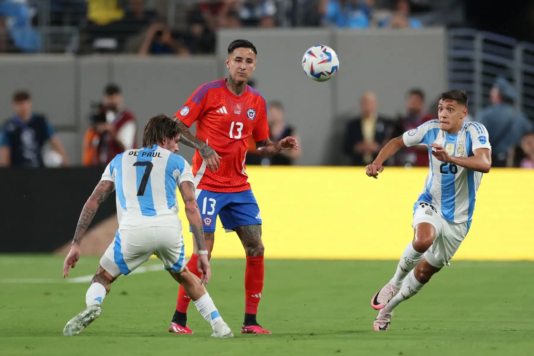 Rodrigo De Paul y Nahuel Molina de Argentina desafían el balón con Erick Pulgar de Chile durante el partido CONMEBOL Copa América 2024 entre Chile y Argentina. Foto: ANDINA/AFP