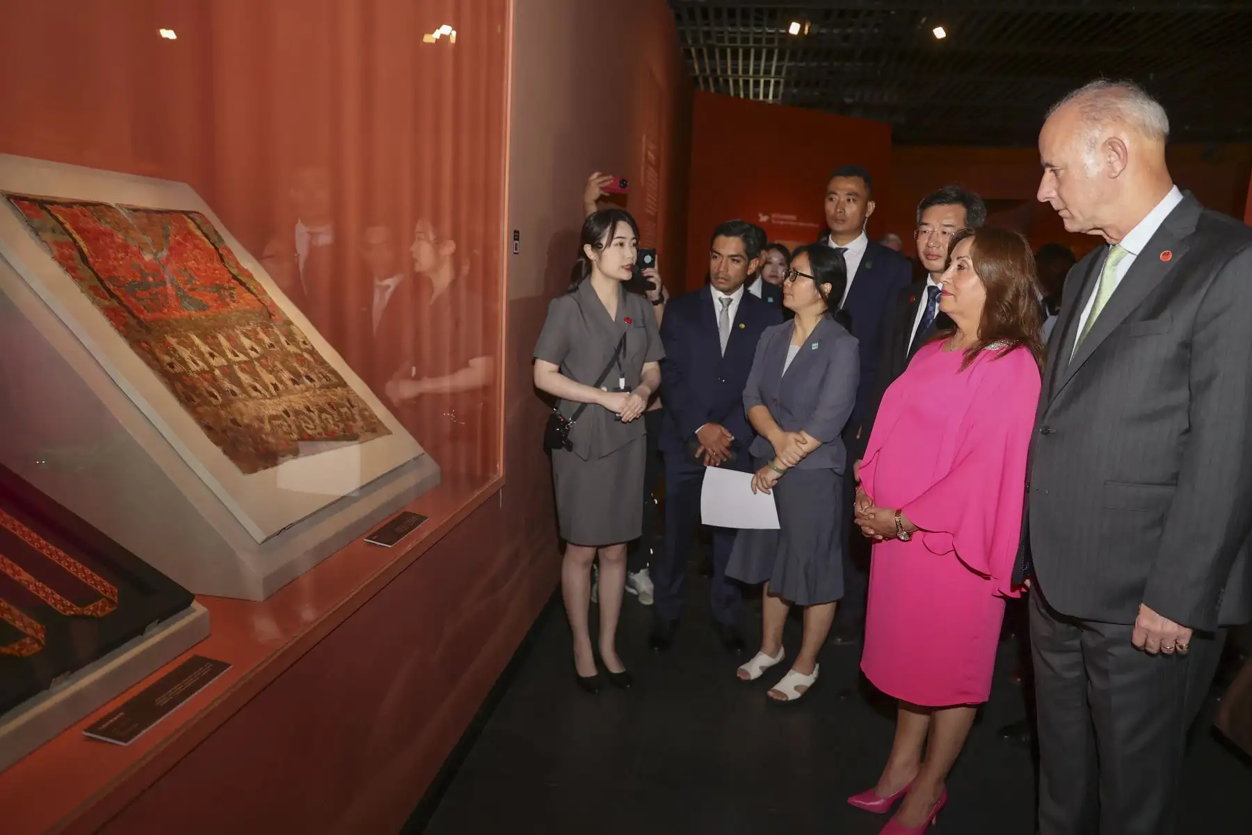 La presidenta de la República, Dina Ercilia Boluarte Zegarra, participó en la Inauguración de la exhibición "Los Incas y el Tawantinsuyo" en el Museo Nanshan de Shenzen en la República Popular China, acompañada del canciller peruano Javier González-Olaechea. Foto: ANDINA/Presidencia