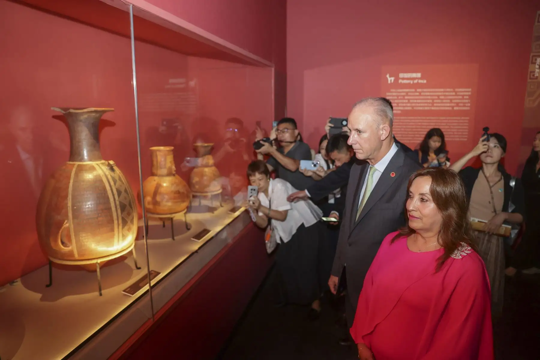 La presidenta de la República, Dina Ercilia Boluarte Zegarra, participó en la Inauguración de la exhibición "Los Incas y el Tawantinsuyo" en el Museo Nanshan de Shenzen en la República Popular China, acompañada del canciller peruano Javier González-Olaechea. Foto: ANDINA/Presidencia