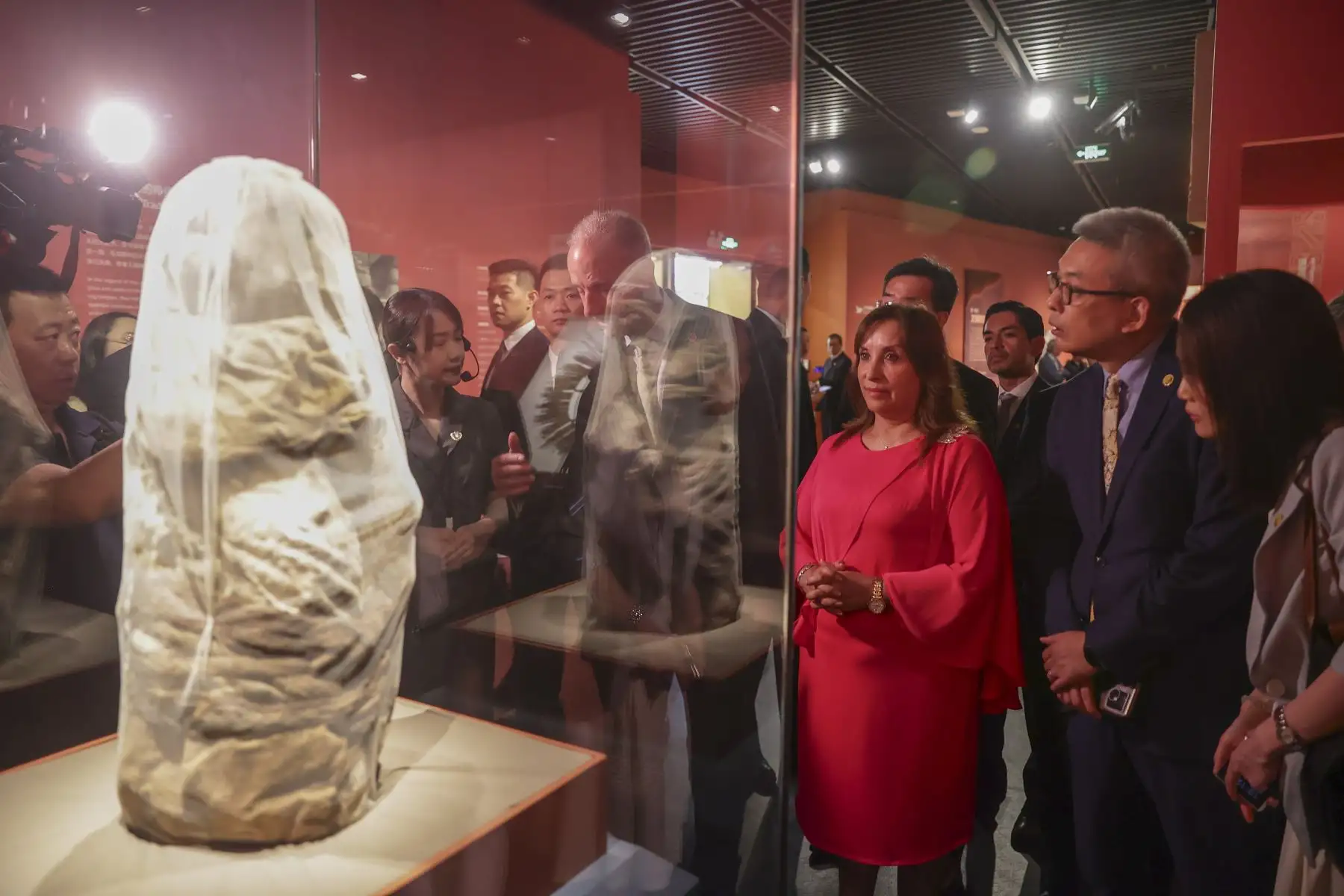 La presidenta de la República, Dina Ercilia Boluarte Zegarra, participó en la Inauguración de la exhibición "Los Incas y el Tawantinsuyo" en el Museo Nanshan de Shenzen en la República Popular China, acompañada del canciller peruano Javier González-Olaechea. Foto: ANDINA/Presidencia